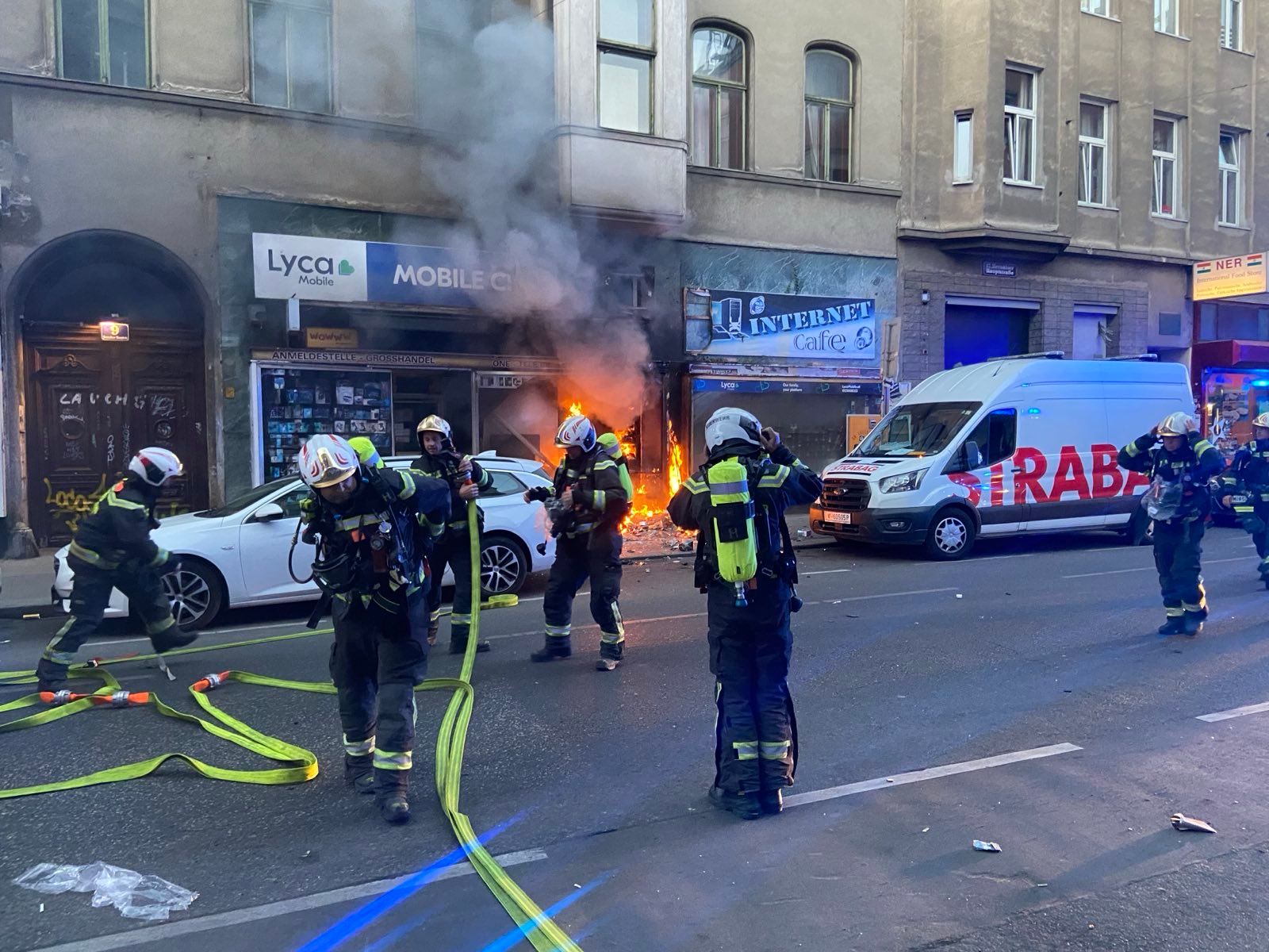 Der Geschäftsbrand forderte die Einsatzkräfte der Berufsfeuerwehr