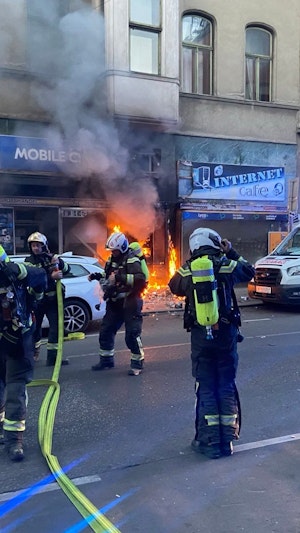 Der Knall mehrere Druckgaspackungen sorgte für einen Geschäftsbrand. Die Anrainer wurden durch die Geräusche aus dem Schlaf gerissen.