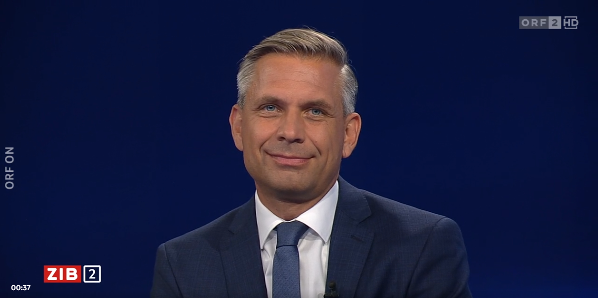 Wirtschaftsminister Wolfgang Hattmannsdorfer (ÖVP) am späten Sonntagabend in der ORF-