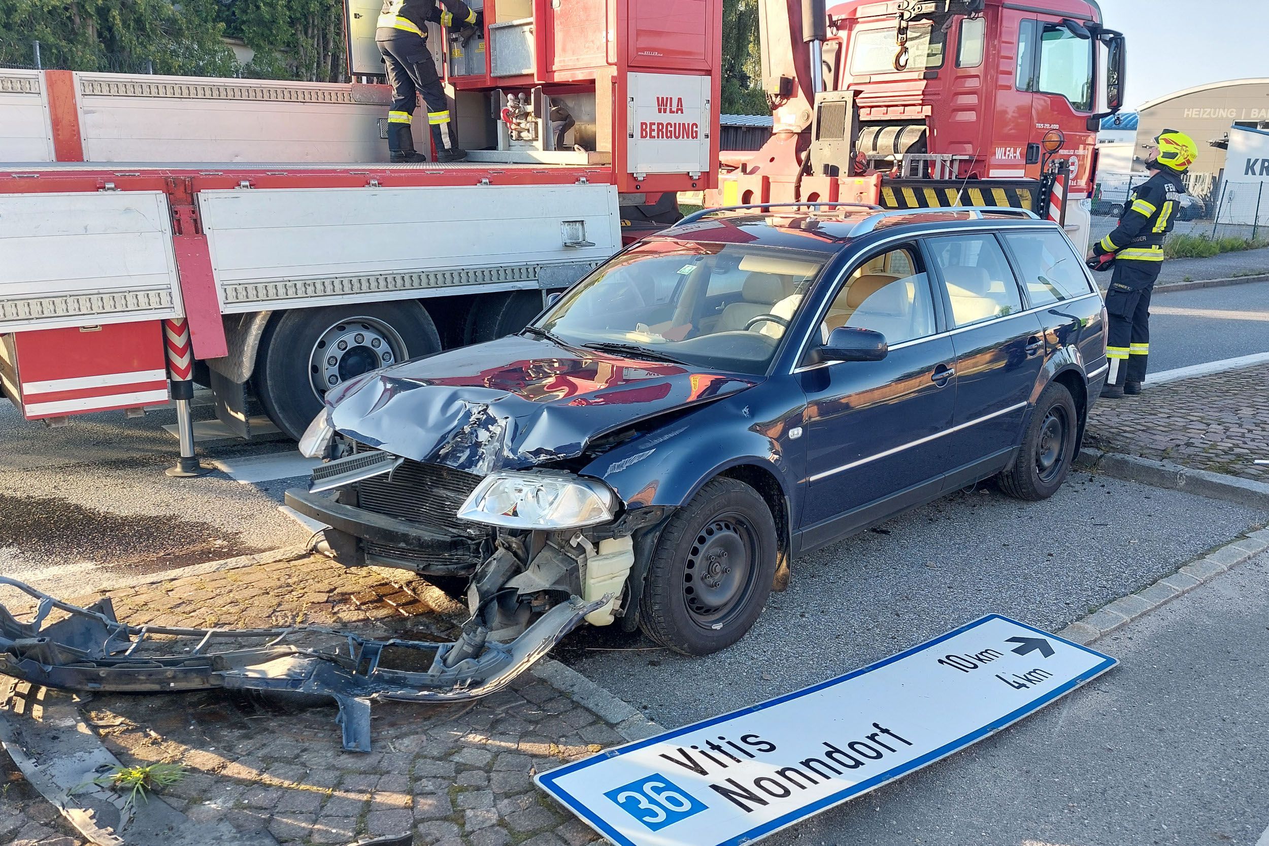 Der Pkw-Fahrer schlief ein und, zerstörte einen Verkehrswegweiser.