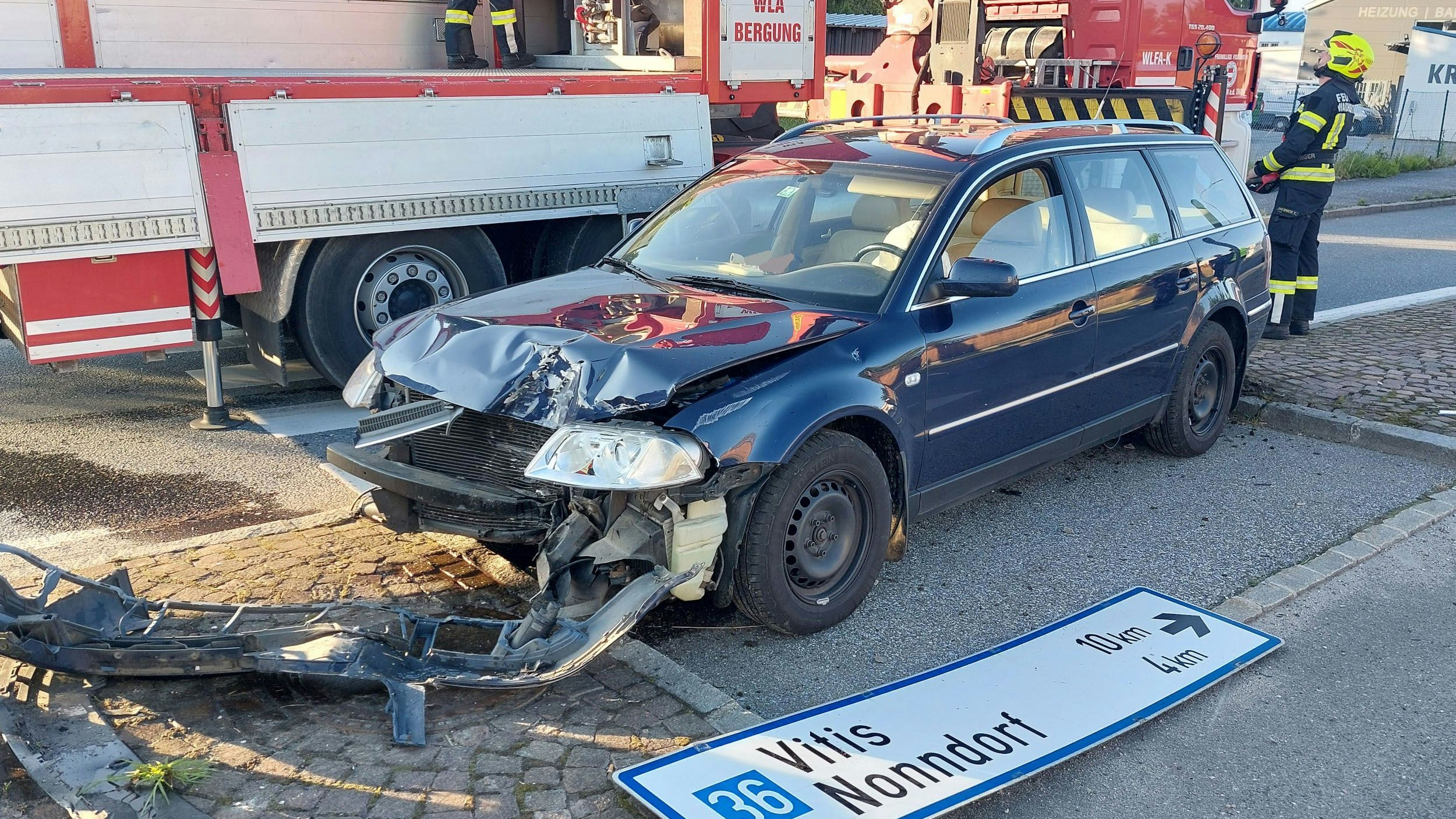 Heute.at - Sekundenschlaf! Vollbesetzter VW rast gegen Laterne