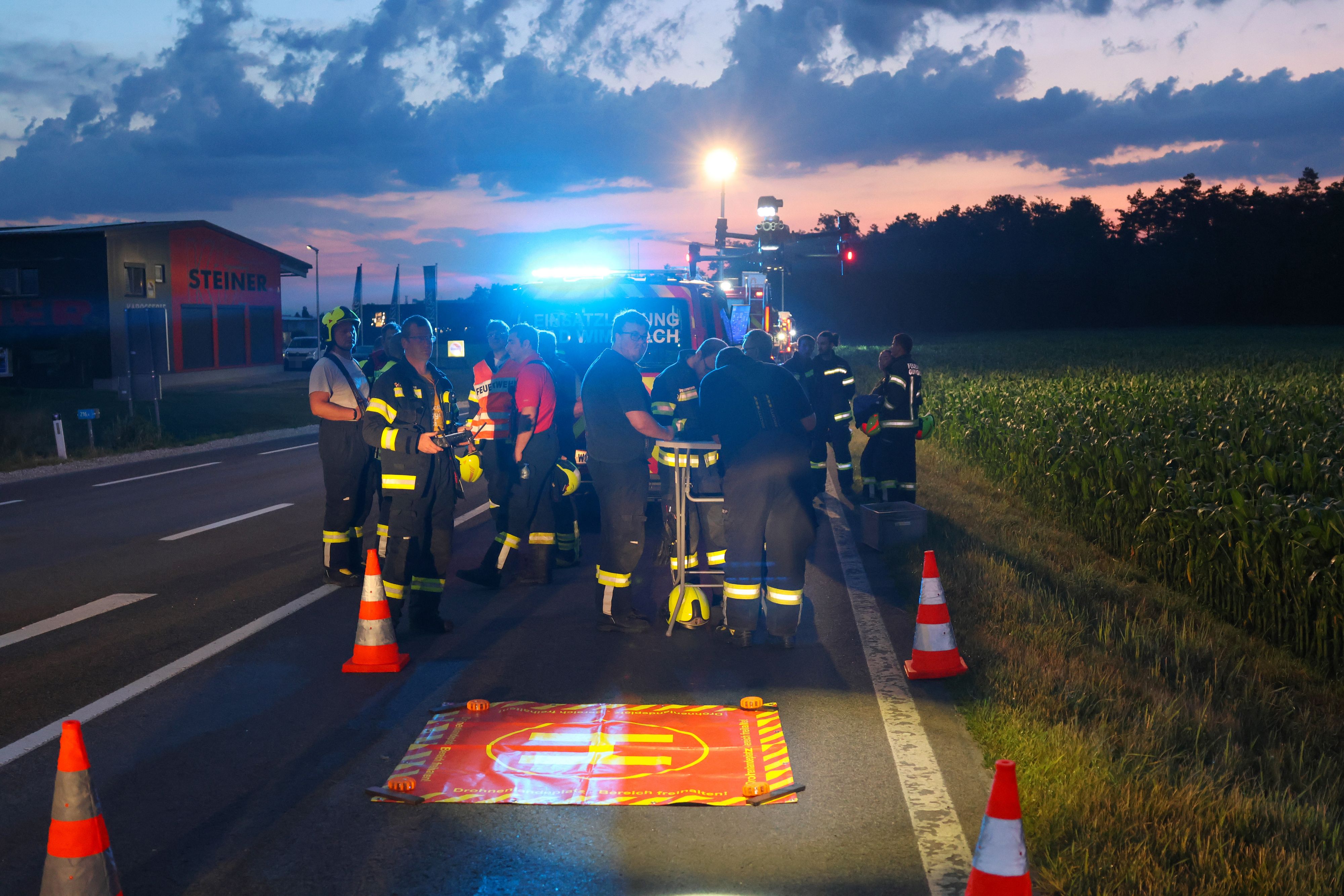 Der Lenker kam auf der Flucht vor der Polizei von der Straße ab.