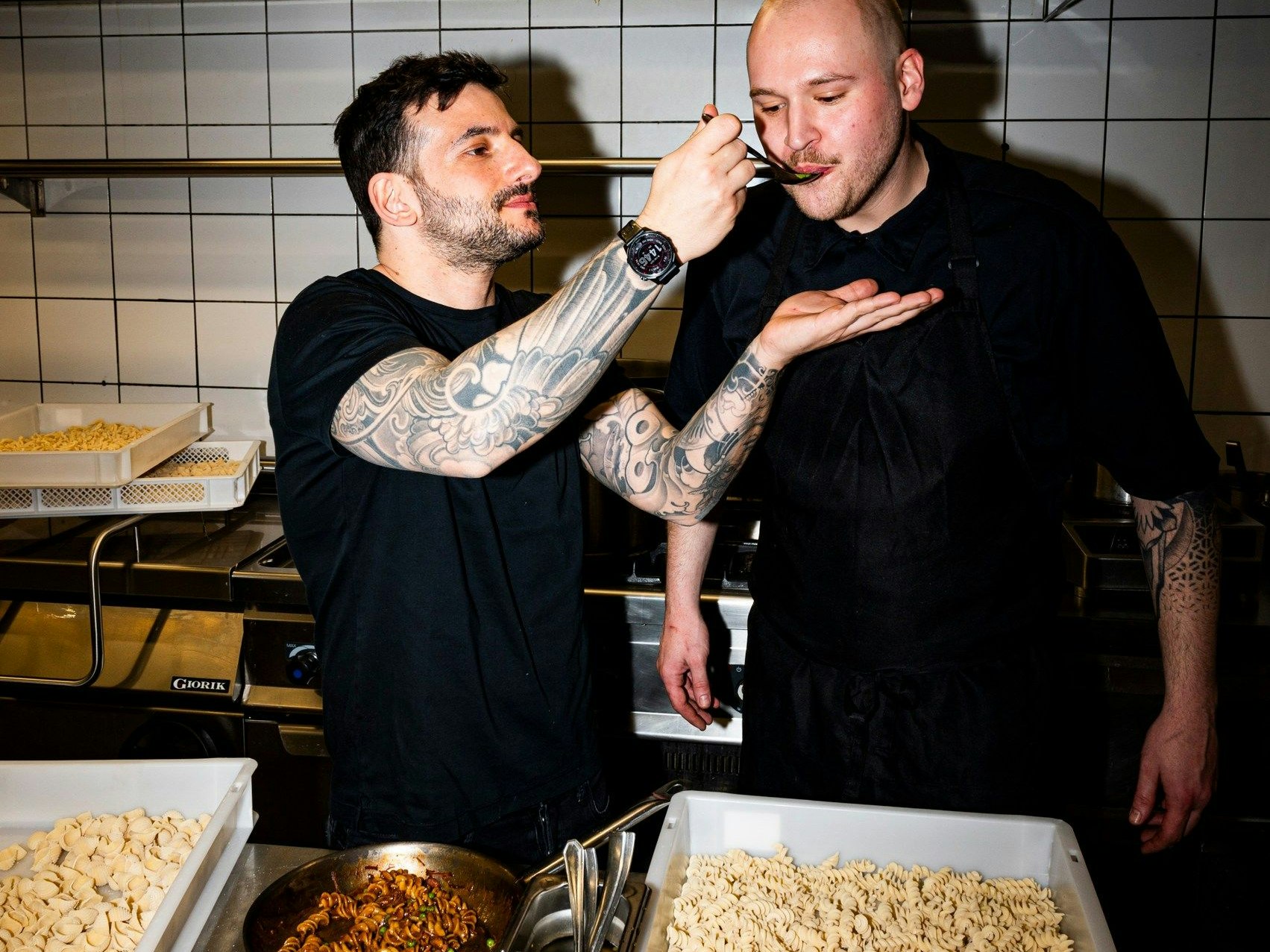 Die Gastronomen mit Leib und Seele schlagen jetzt das nächste Kapitel in ihrer Karriere auf "Wonder" geht in die erste Test-Phase. Hier kochen sie noch ohne Roboter-Hilfe.