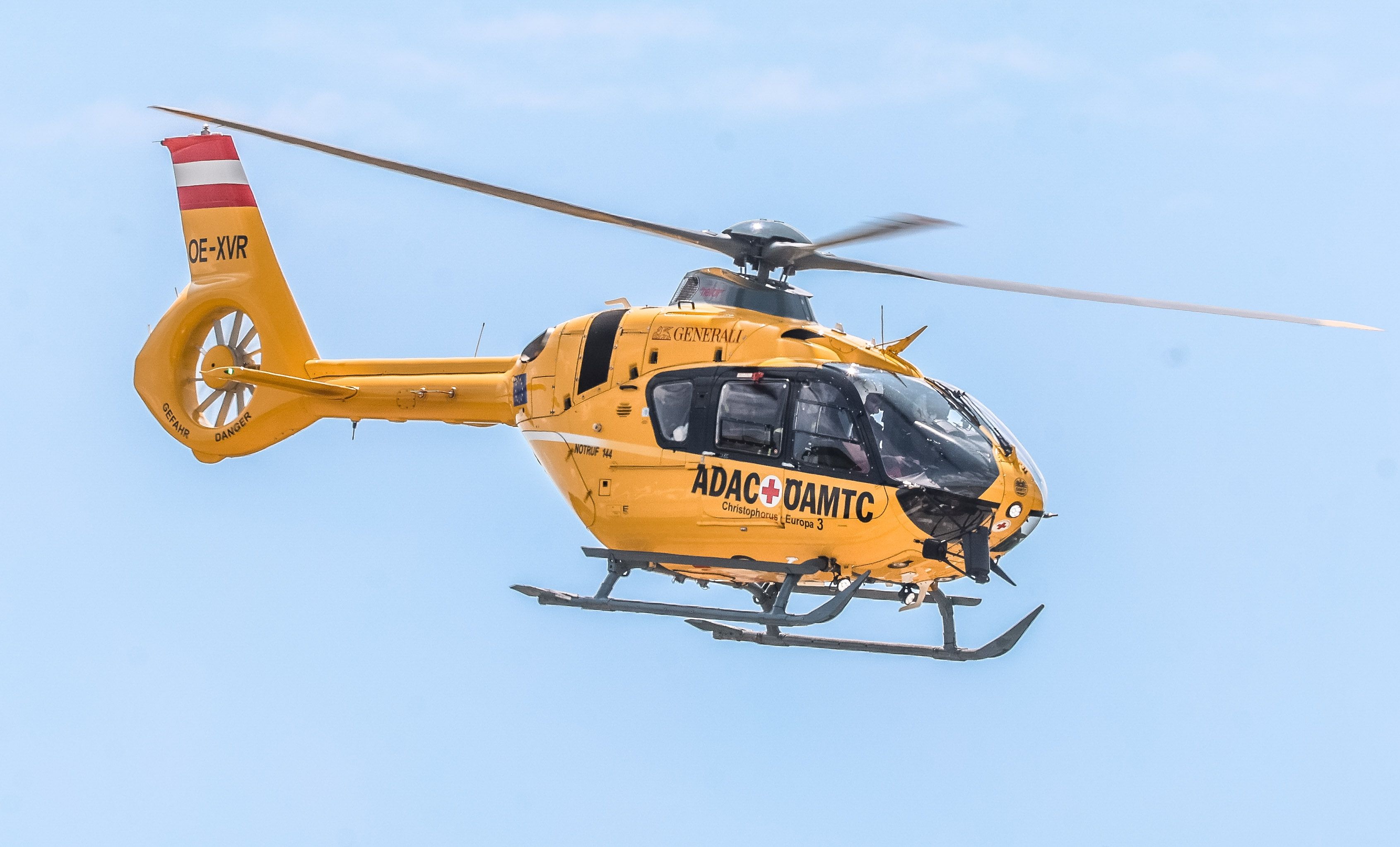 Der verletzte Radfahrer wurde mit dem Notarzt-Hubschrauber ins Spital gebracht.