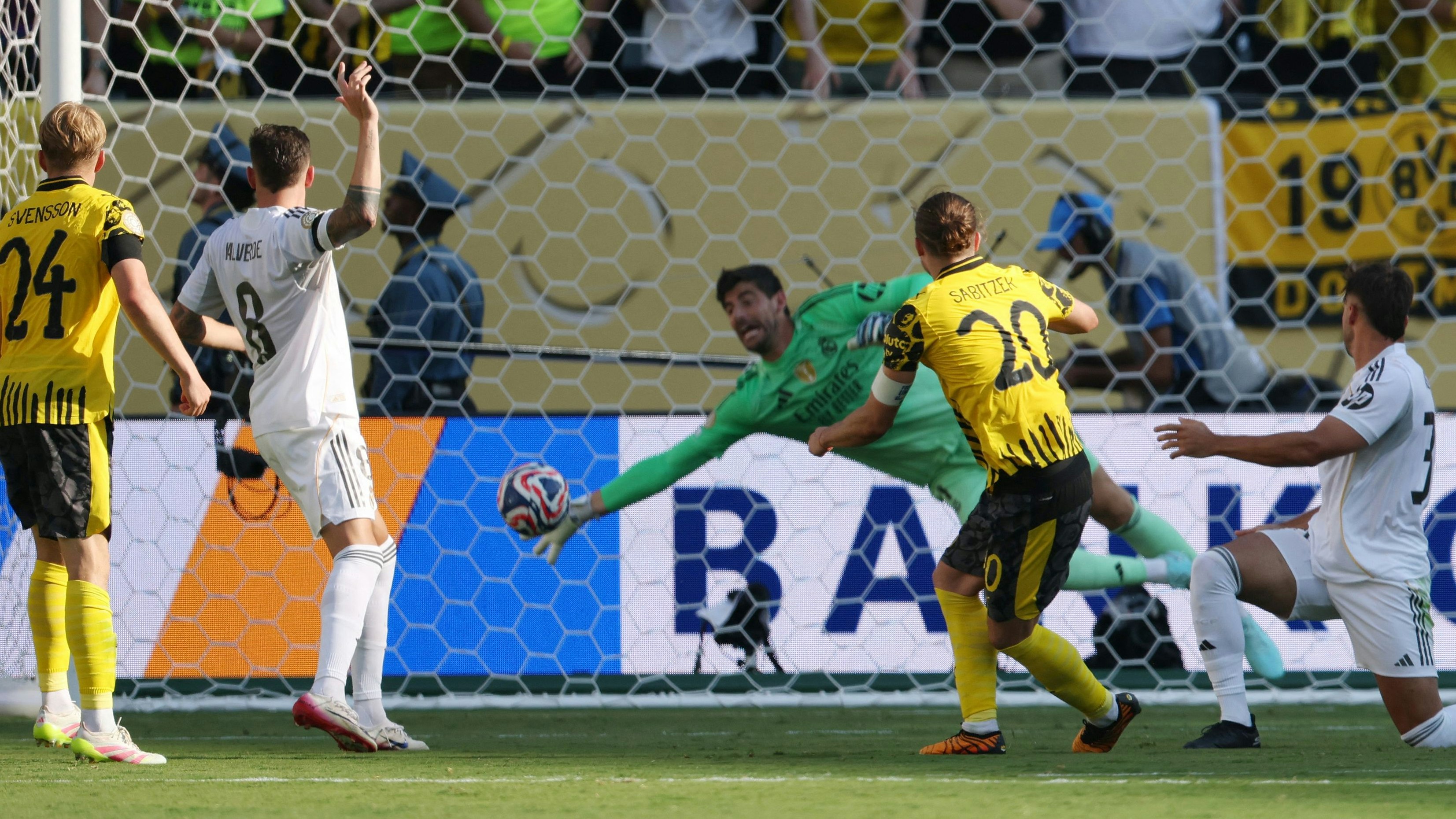 Glanzparade: Thibaut Courtois bewahrte Real gegen ÖFB-Star Marcel Sabitzer vor dem Ausgleich.