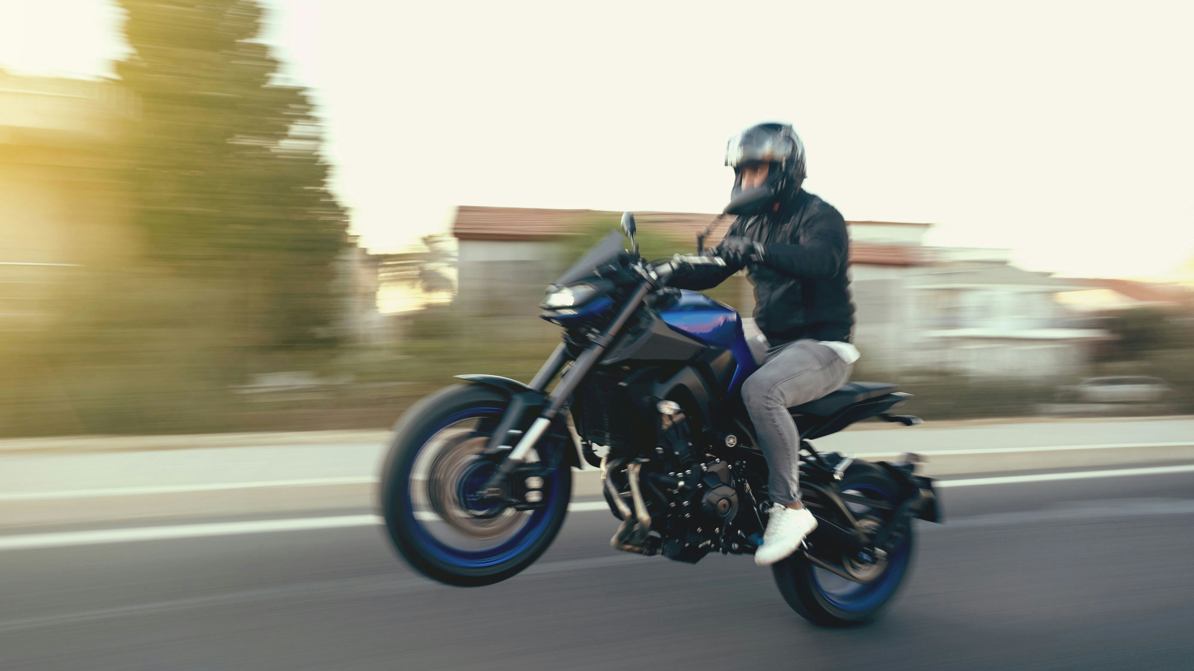Heute.at - Wheelie-Stunt mit Motorrad endet im Krankenhaus