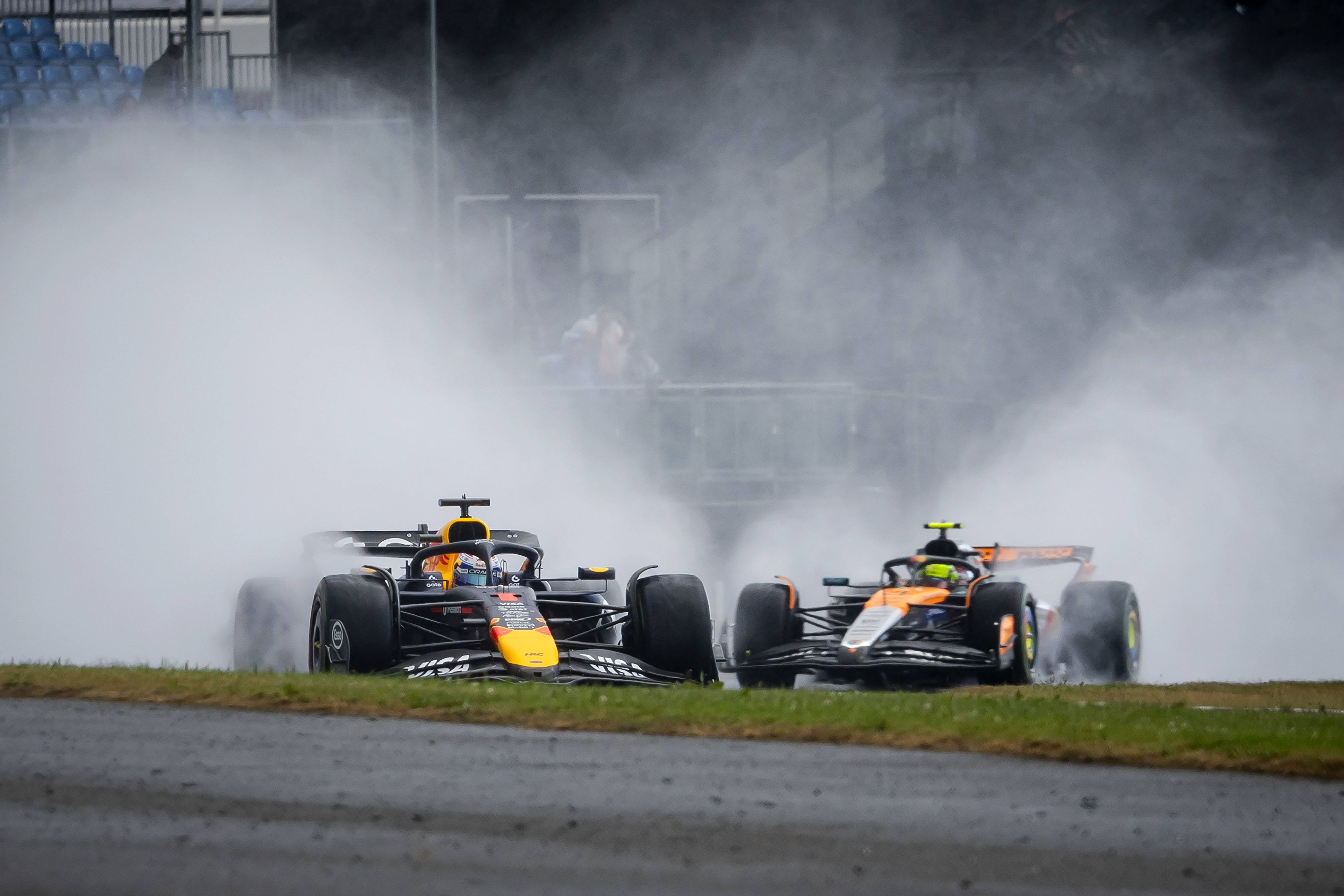 Max Verstappen und Lando Norris suchen im Regen nach dem richtigen Weg.