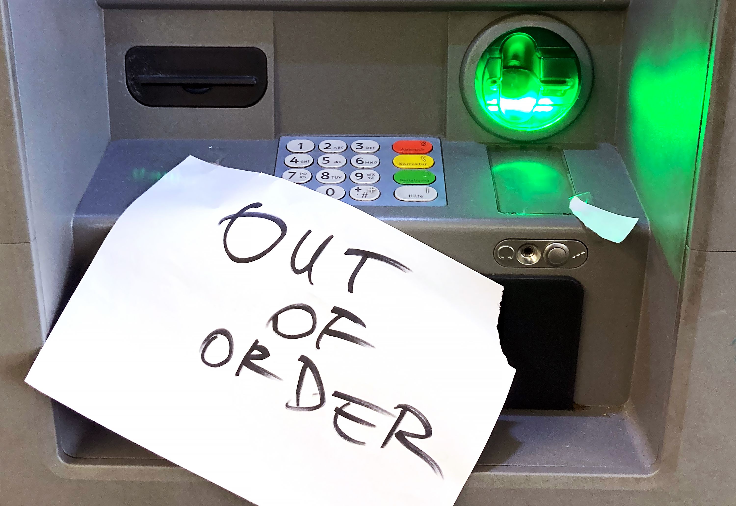 Kaputt oder gar nicht vorhanden: In hunderten Gemeinden Österreichs fehlt ein funktionierender Bankomat völlig – für viele eine Zumutung.