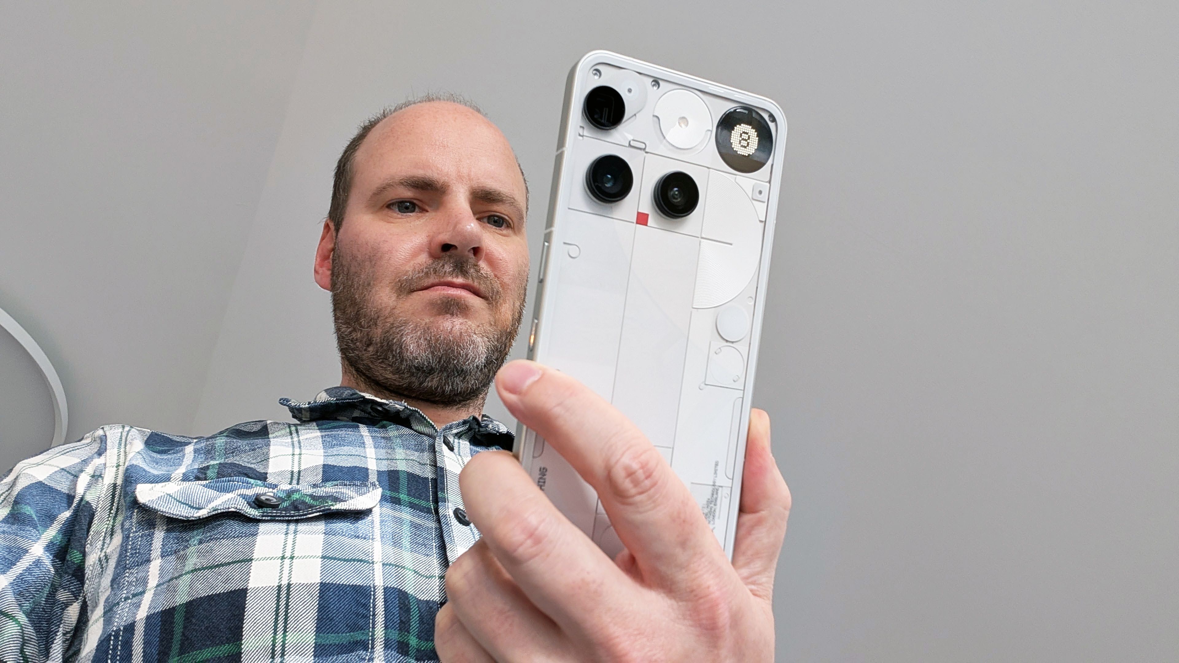 Das Phone (3) ist sofort als Nothing-Hardware erkennbar, doch im Vergleich zu seinen Vorgängern setzt es diesmal auf eine Neuheit: die Glyph Matrix.