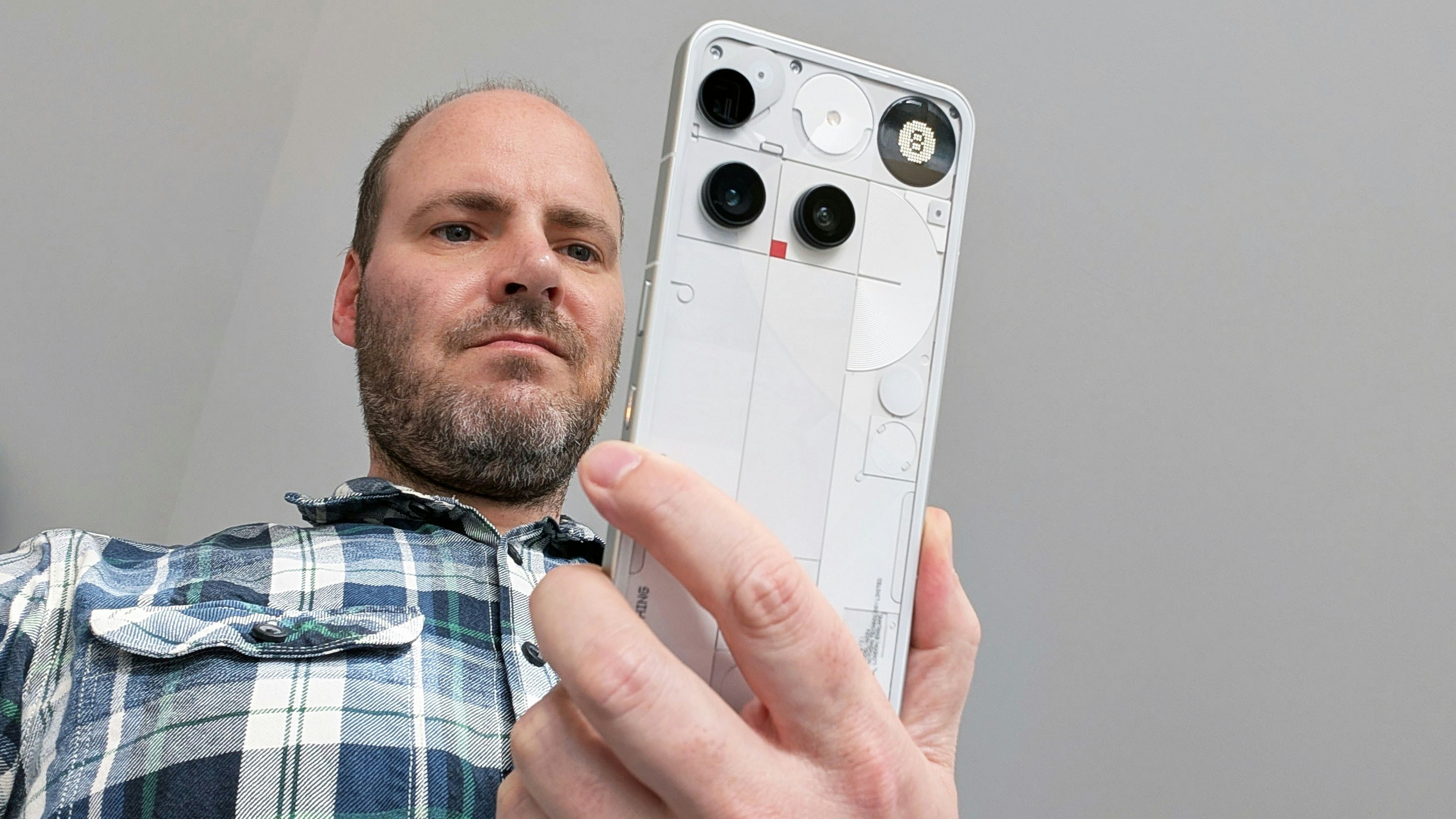 Heute.at - Nothing Phone (3) – Flaggschiff mit eigener Glyph-Show