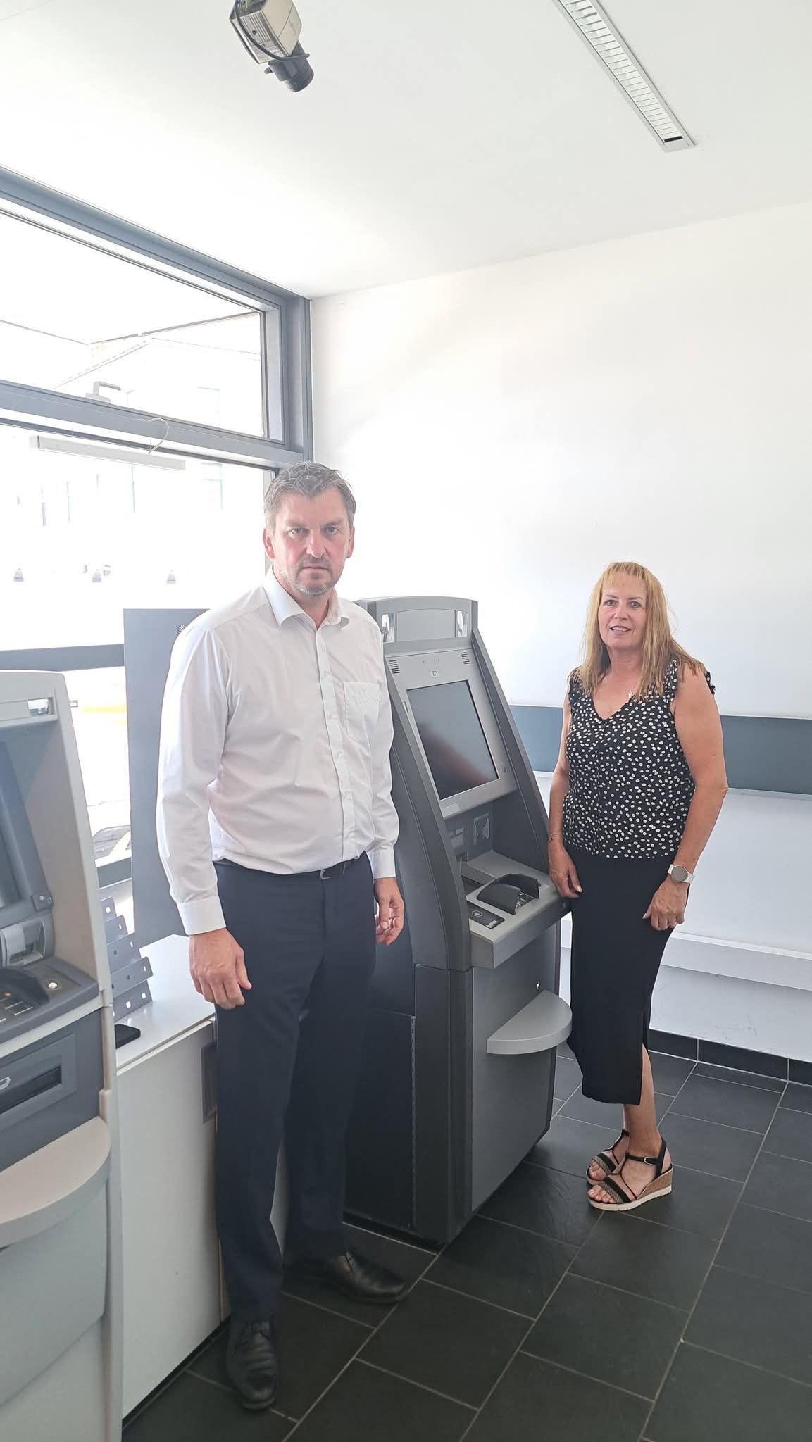 Bürgermeister Jürgen Maschl mit Vizebürgermeisterin Brigitte Richter vor den Bankomaten in Schwadorf, die am 22. August abmontiert werden. 