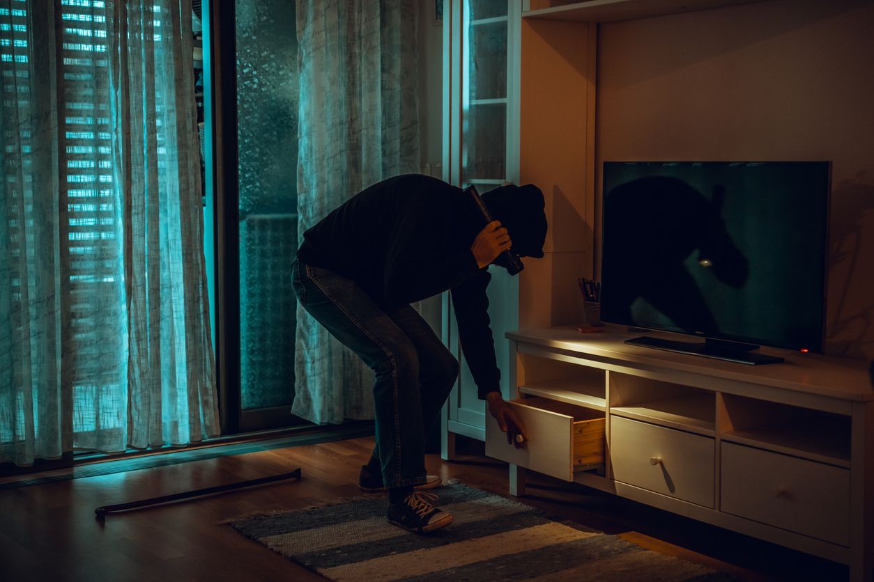 Die Täter sollen in der Nacht auf Sonntag in das Haus der 84-Jährigen eingebrochen haben. (Symbolbild)