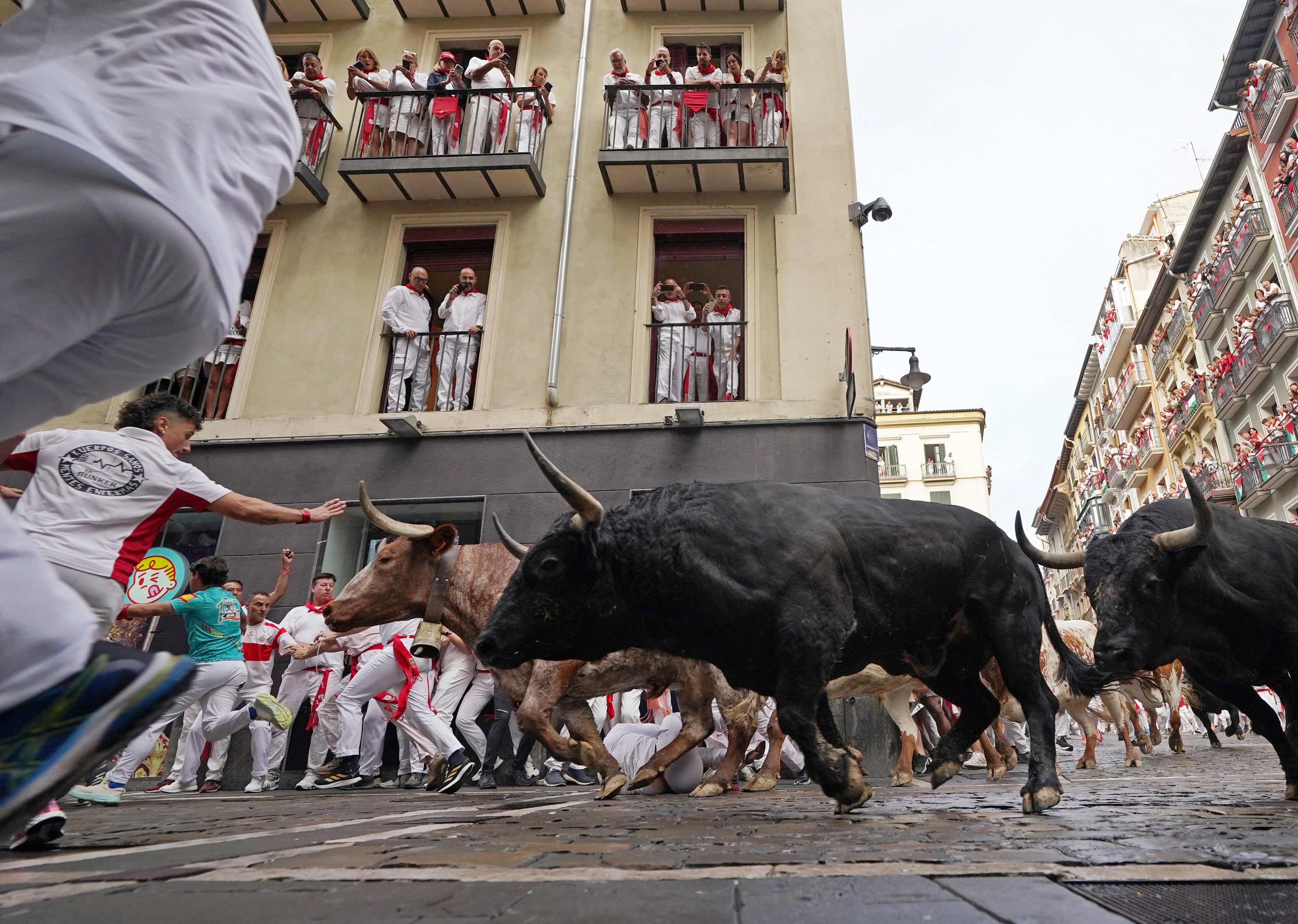 Die Feierlichkeiten zu Ehren des Stadtheiligen San Fermín locken jedes Jahr Zehntausende Besucher aus der ganzen Welt ins nordspanische Pamplona.