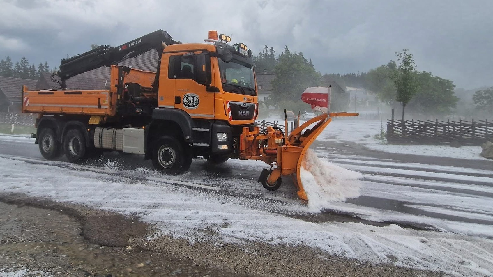 Heute.at - Hagelteppich nach Gewitter! Schneepflug muss anrücken