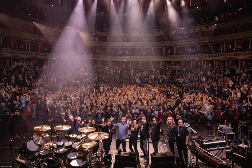 Ex-Genesis-Gitarrist <strong>Steve Hackett</strong> (3.v.l.) und seine Band in der legendären Royal Albert Hall.