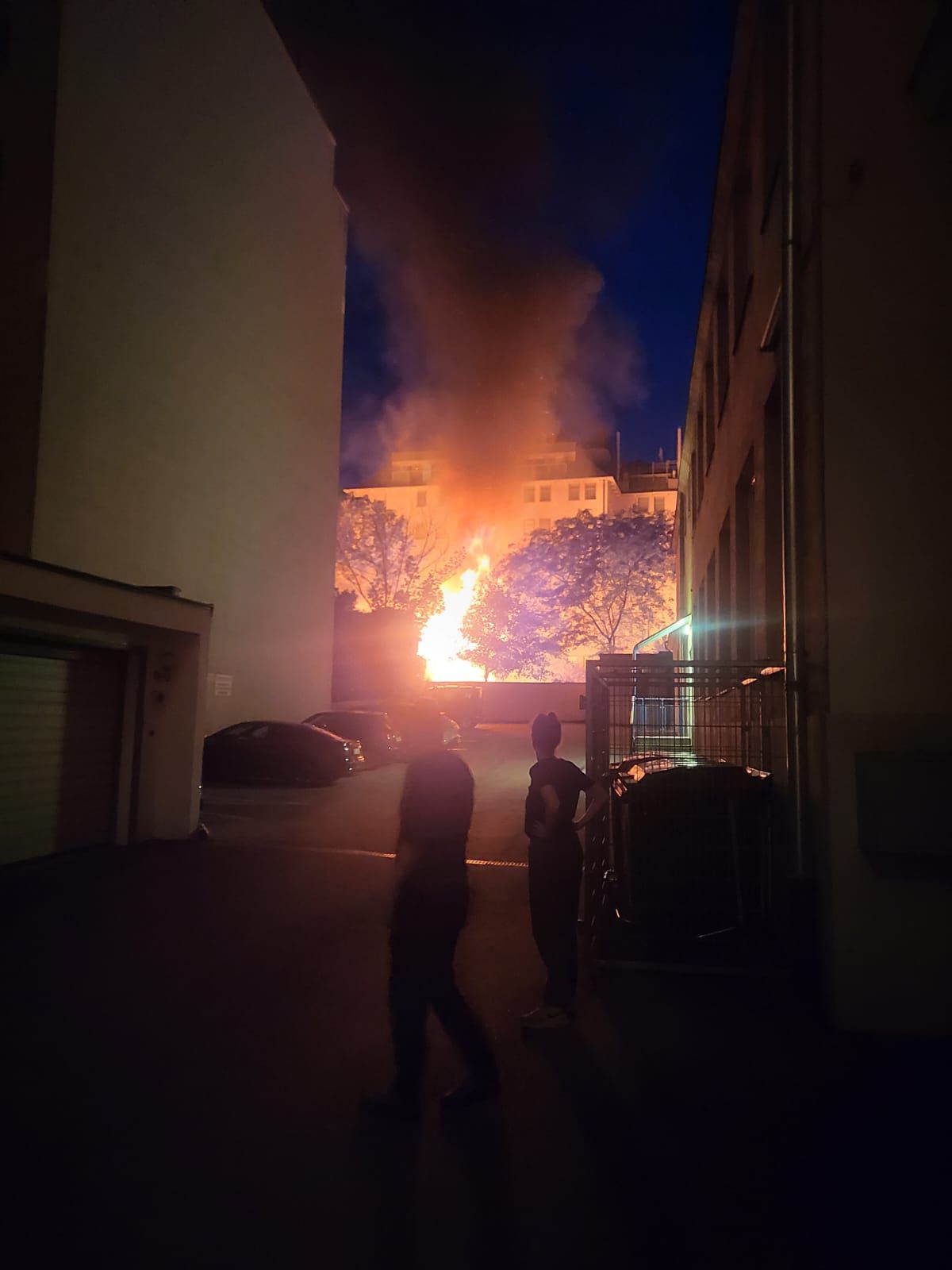 Meterhohe Flammen am Montagabend bei einem Feuer in Wien-Mariahilf.