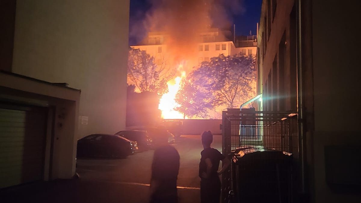 Riesige Flammen – Großeinsatz bei Brand in Wien