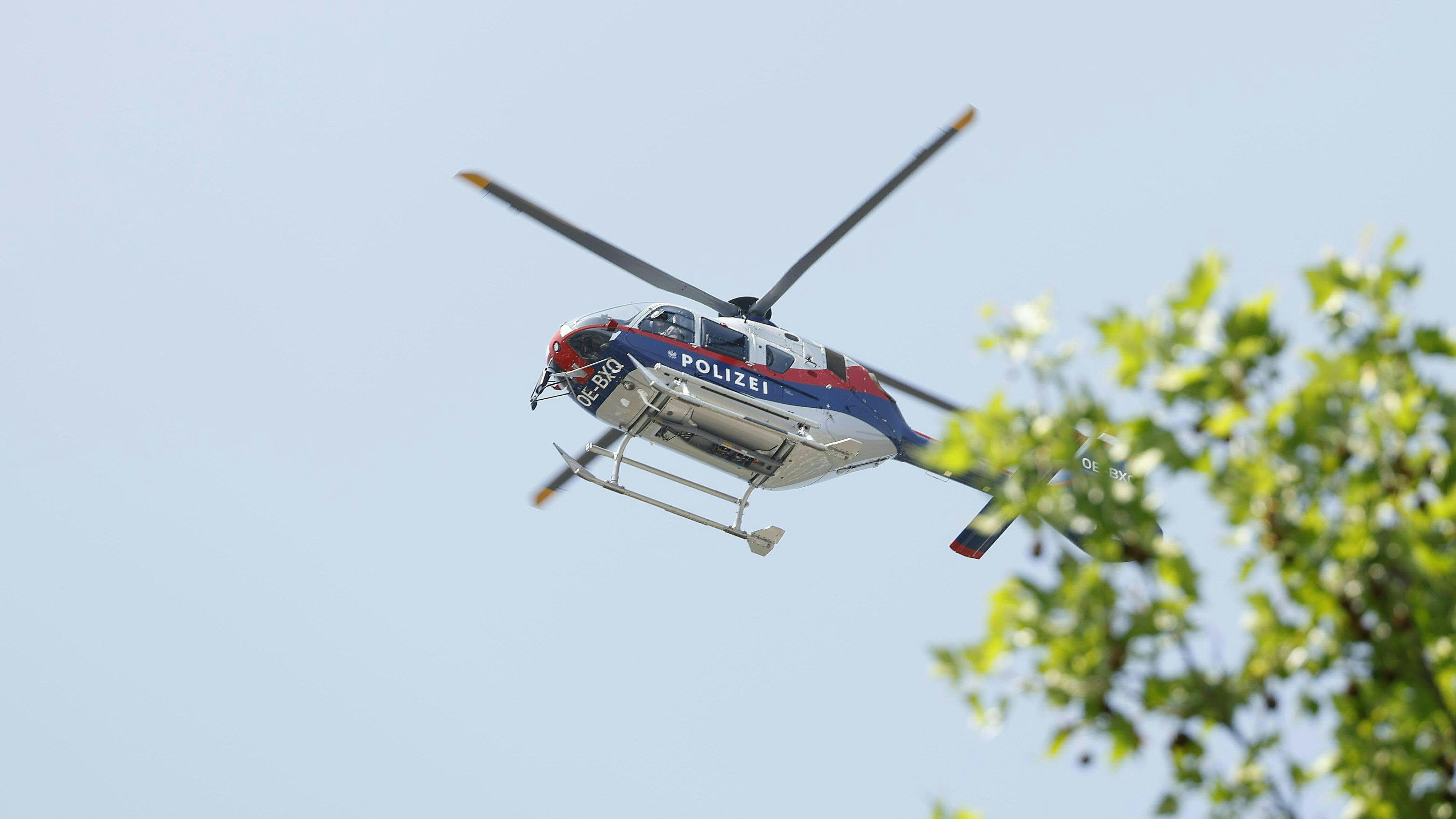 Download von www.picturedesk.com am 07.07.2025 (21:03).  ABD0074_20250610 - GRAZ - ÖSTERREICH: ZU APA0140 VOM 10.6.2025 - Ein Polizei-Großeinsatz ist am Dienstagvormittag, 10. Juni 2025, in einer Grazer Schule in der Dreierschützengasse angelaufen. Im Bild: Ein Polizeihubschrauber in der Nähe des Tatorts. - FOTO: APA/ERWIN SCHERIAU - 20250610_PD3485 - Rechteinfo: Rights Managed (RM)