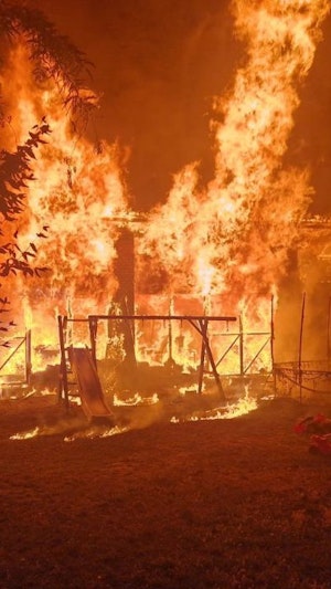 Brand in Wien-Mariahilf: 73 Florianis löschen rasch Flammen in Wirtschaftsgebäude. Keine Verletzten, Ursache unklar. Gumpendorfer Straße gesperrt.