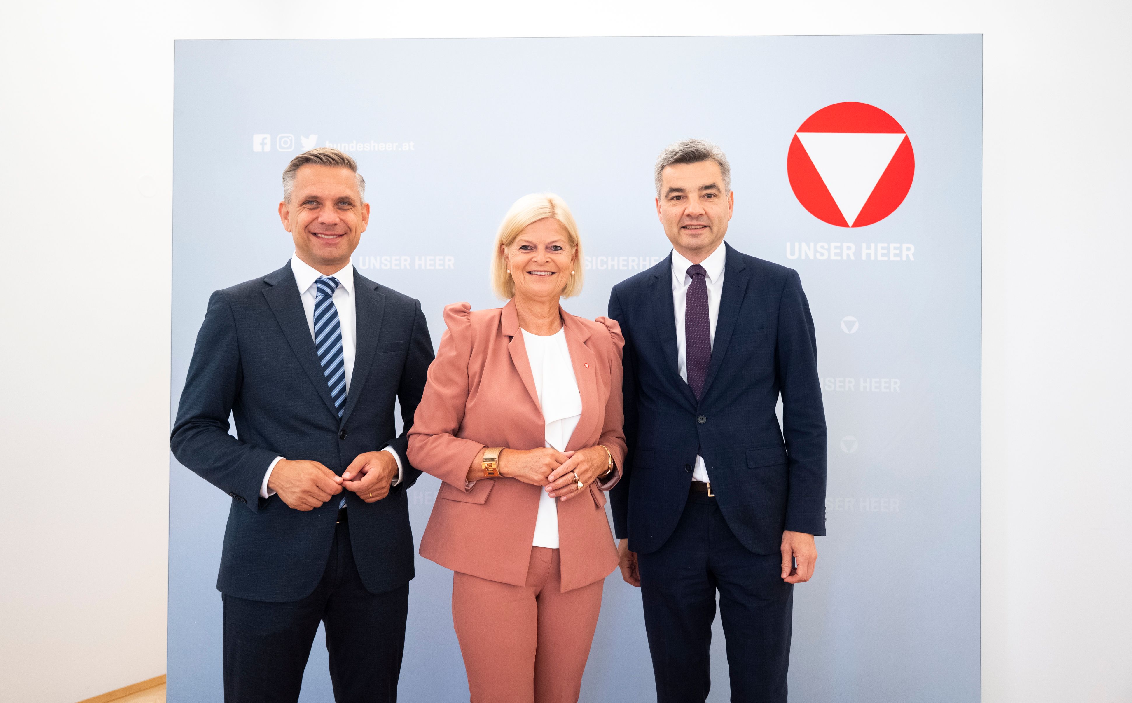 Rossauer Kaserne, Wien, Österreich Verteidigungsministerin Tanner und Wirtschaftsminister Hattmannsdorfer richten gemeinsame Taskforce ein. Auch Finanzprokuratur-Chef Peschorn ist dabei.