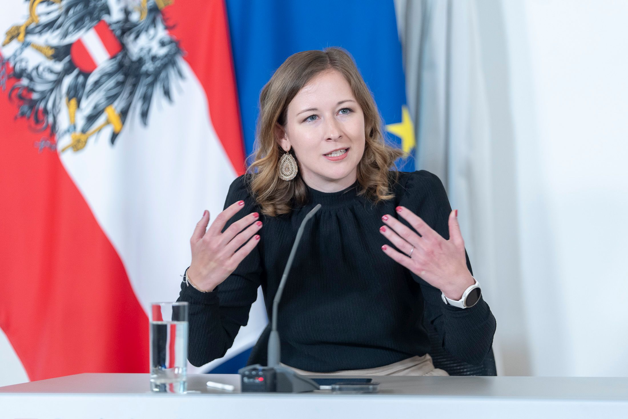 Bundesministerin Claudia Plakolm informierte am dienstag über die aktuellen Zivildienstzahlen.
