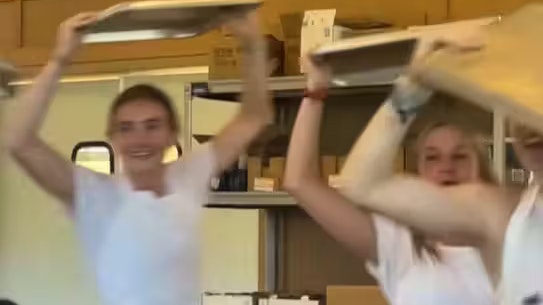 Heute.at - Mädchen lachen im Camp – dann kam die Sturzflut