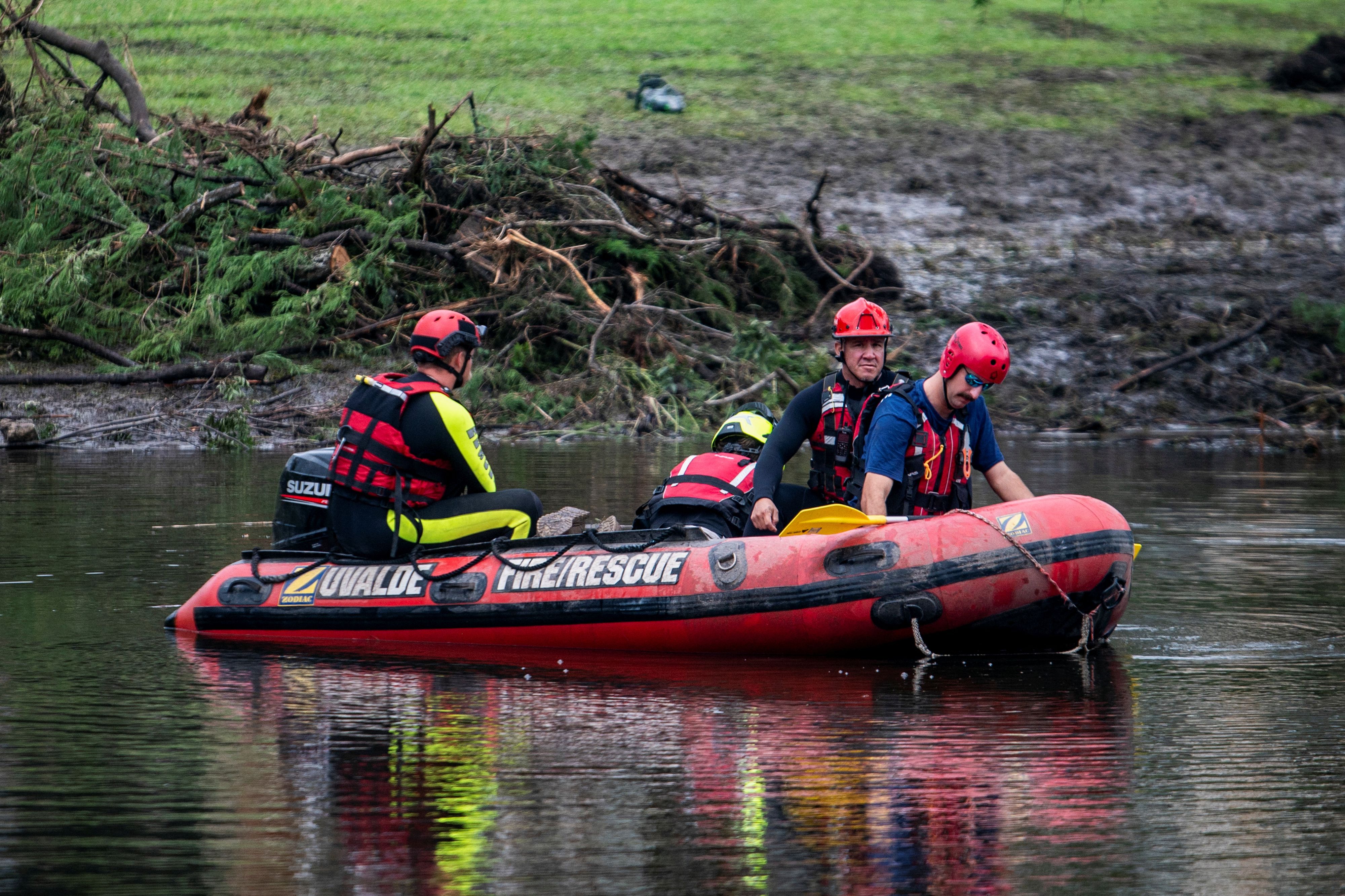 Rettungsteams in der sogenannten Sturzflutgasse: Bei der jüngsten Flut wurden bereits 109 Todesopfer geborgen.
