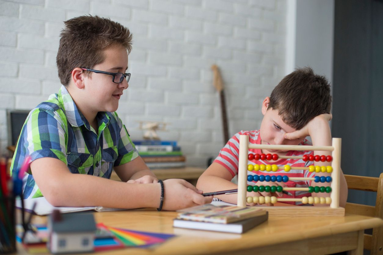 ADHS und Autismus sind beides neurologische Entwicklungsstörungen, von der Buben angeblich öfter als Mädchen betroffen sind.