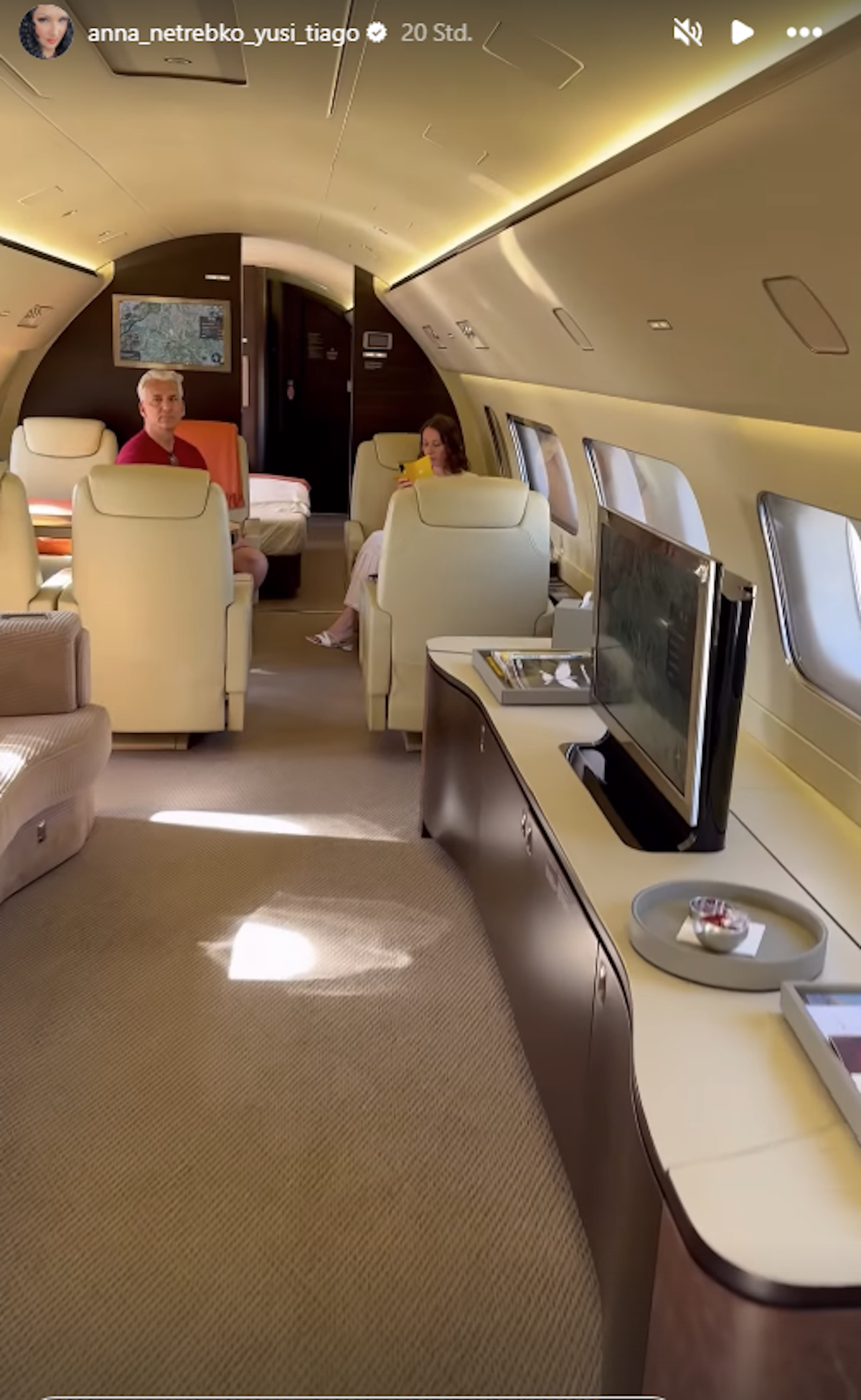 Anna Netrebko zeigt den Privatjet, mit dem sie unterwegs ist