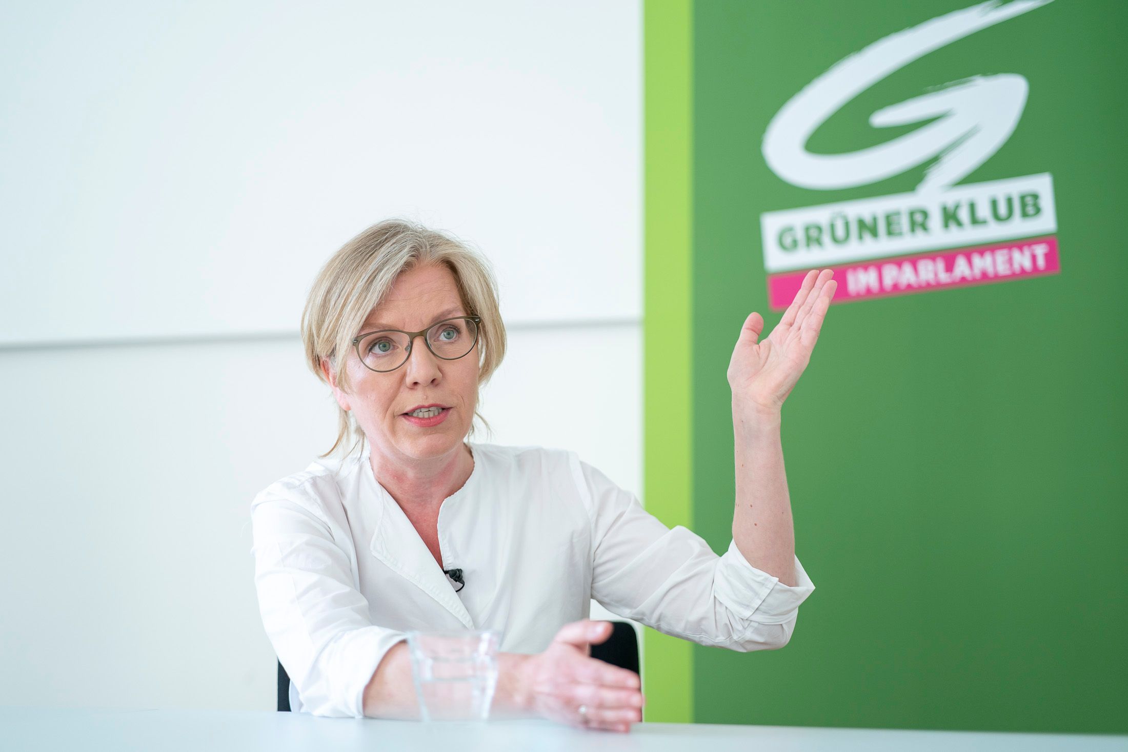 Leonore Gewessler (Grüne) geht die Regierung frontal an: Keine Hitzeschutz-Konzepte, zu lasch beim Waffenrecht.
