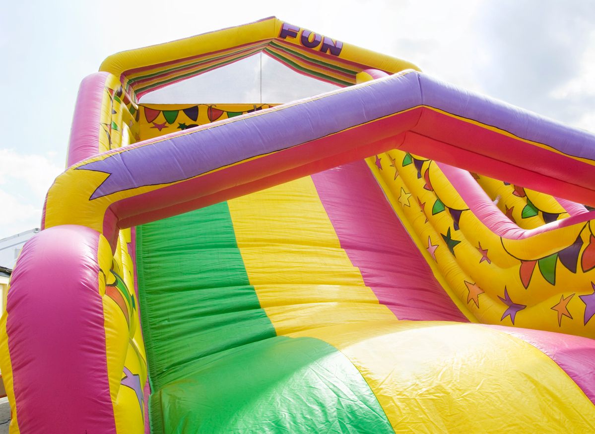 Die Hüpfburg kippte bei einem Familienfest um. (Symbolbild)