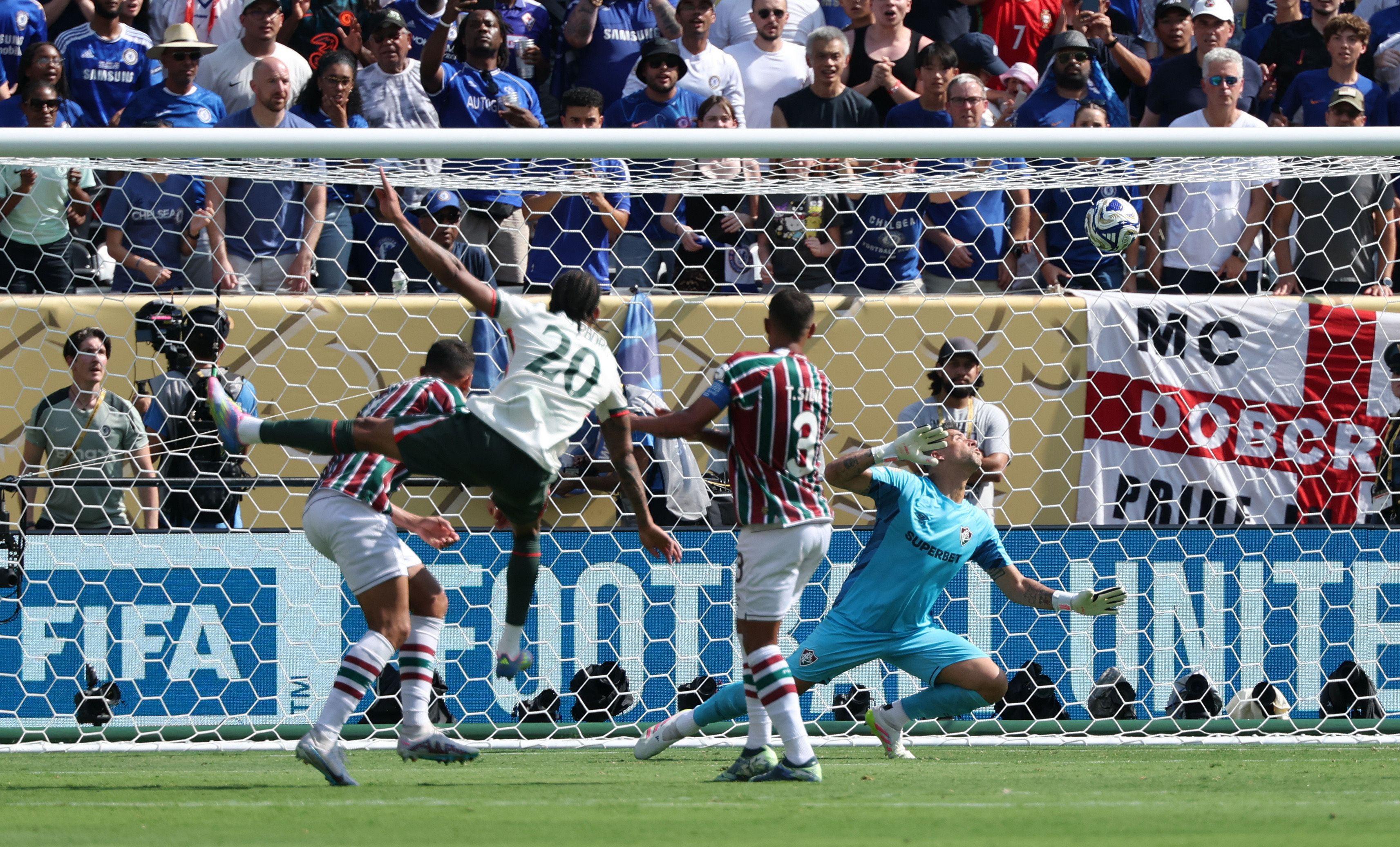Joao Pedro trifft gegen seinen Jugend-Klub doppelt.