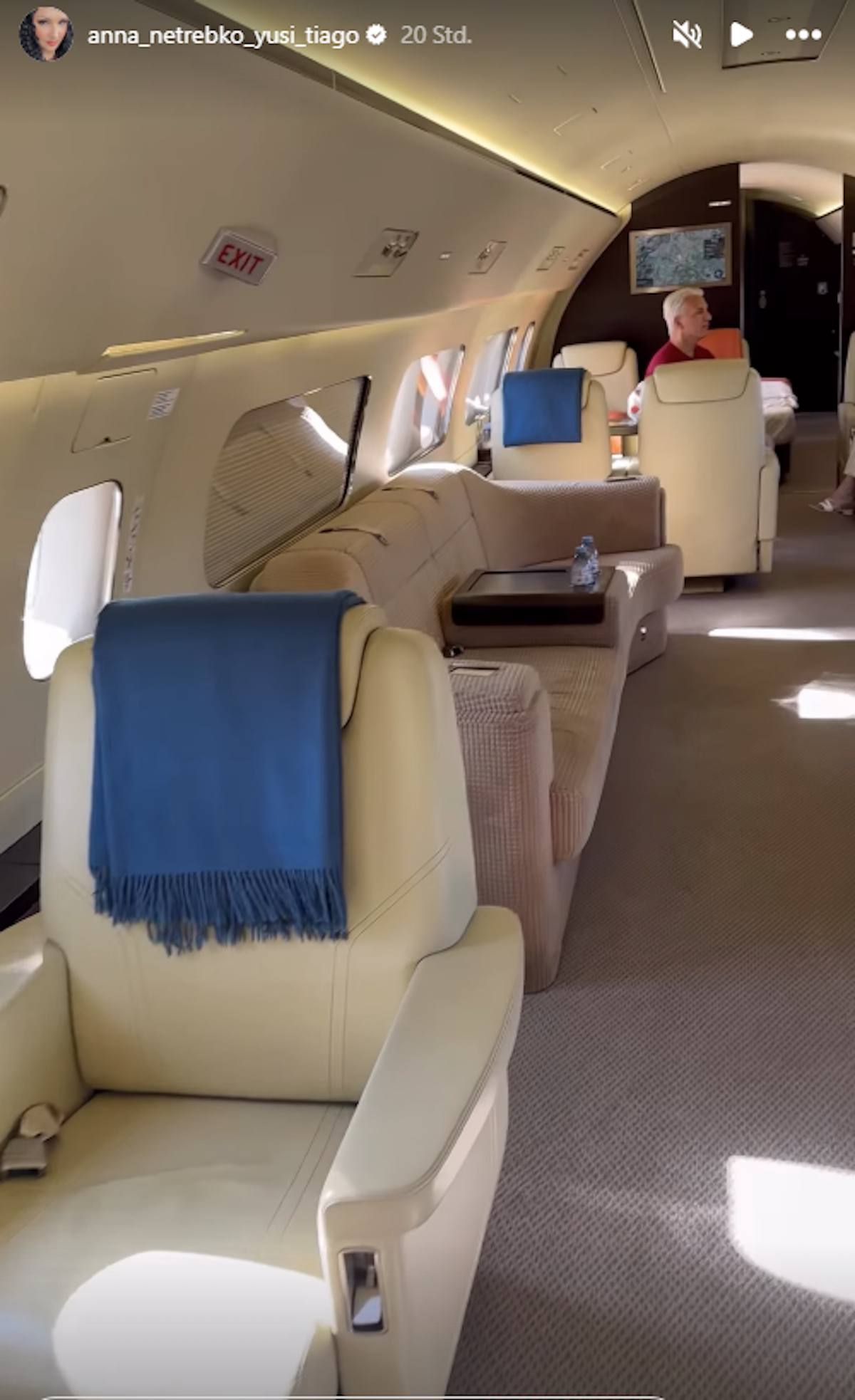 Anna Netrebko zeigt den Privatjet, mit dem sie unterwegs ist