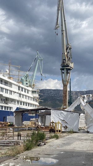 Unwetter in Kroatien: Heftige Stürme hinterlassen schwere Schäden in Split. Fabriken und Stadien betroffen, aber keine Verletzten gemeldet.