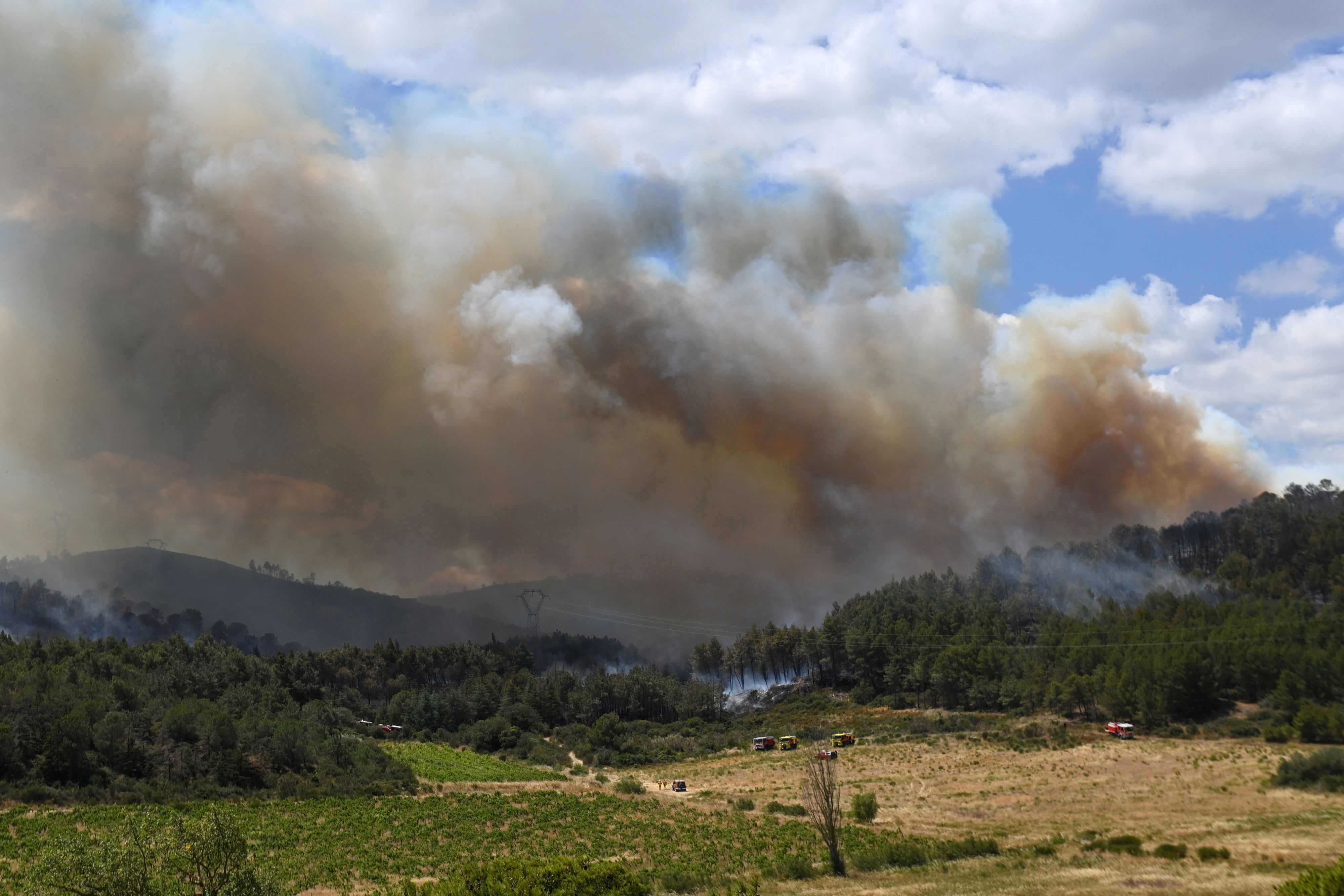 Ein Waldbrand in Frankreich breitet sich schnell aus.