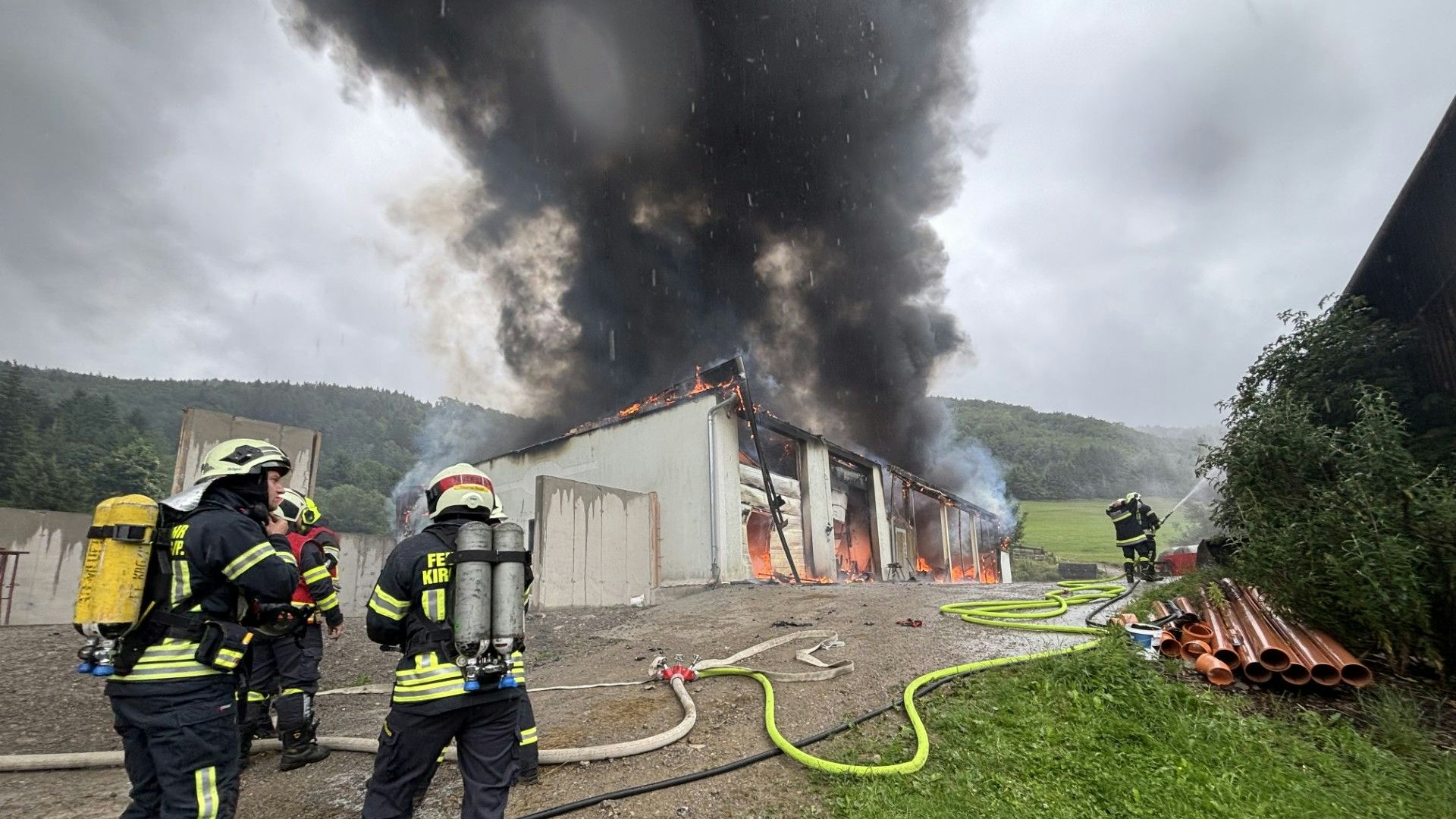 Mehrere Feuerwehren bekämpfen die Flammen.