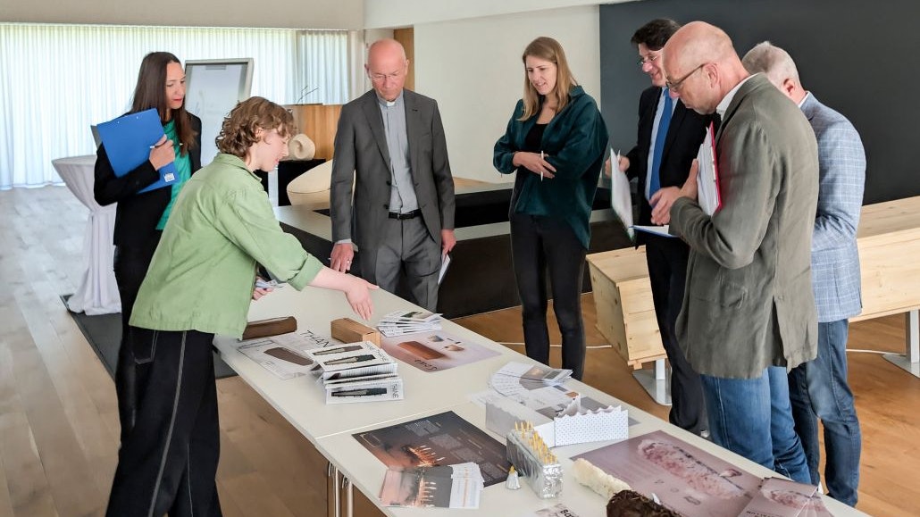 Die Juroren sehen sich die Projektvorstellungen aller Teilnehmer an.