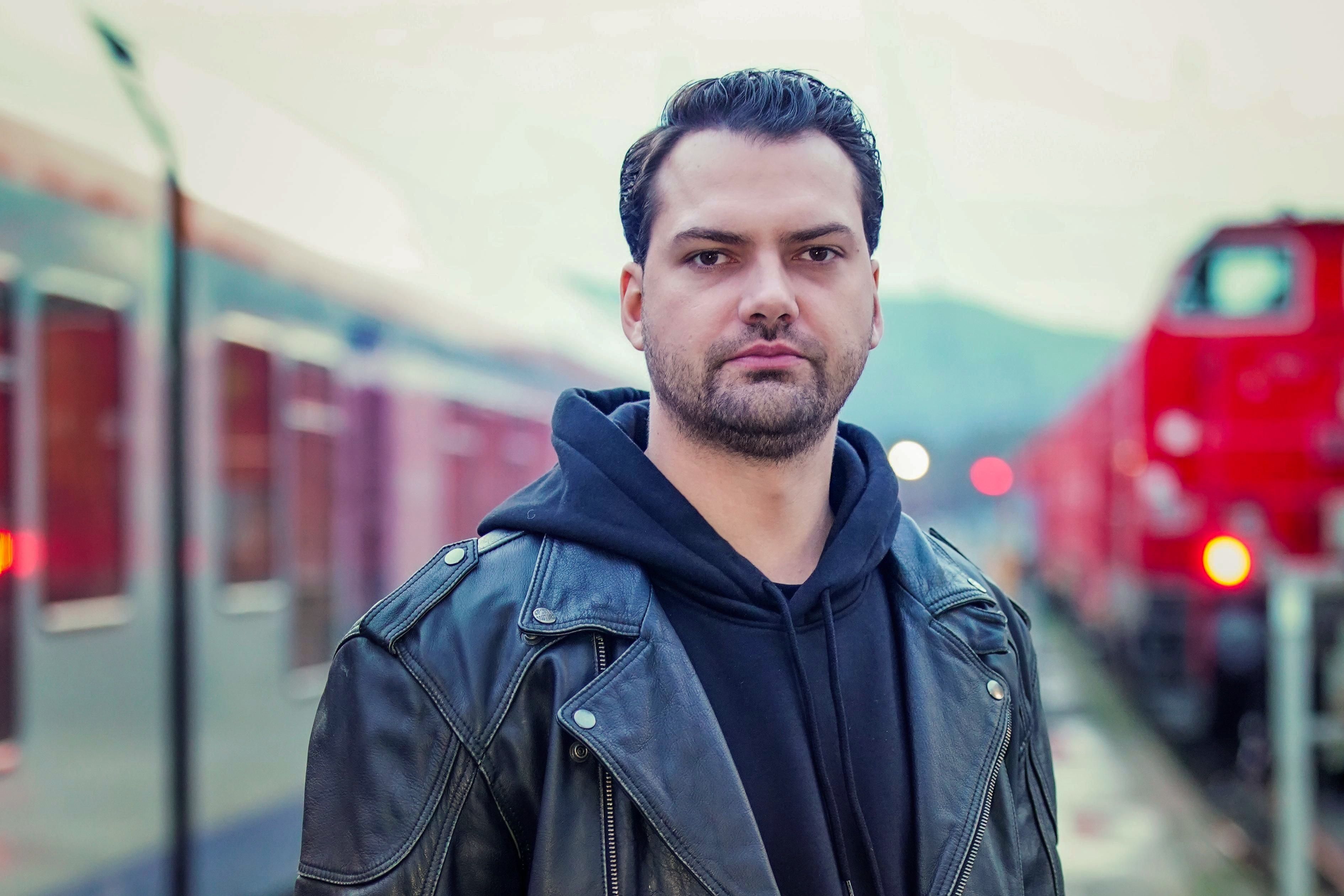 Dienstagmittag wurde Jimi Blue in Hamburg in einen Gefangenentransport verlegt und befindet sich auf dem Weg nach Österreich.