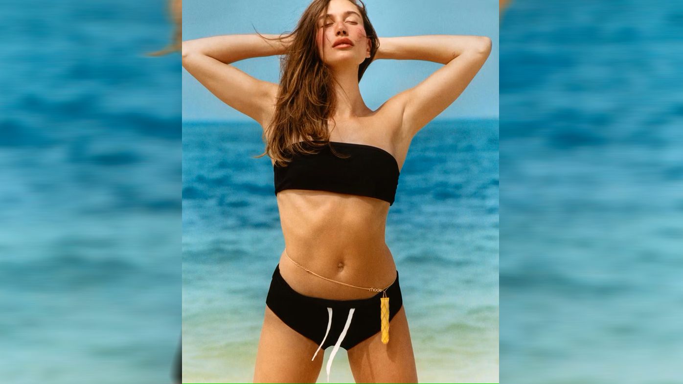 Auslöser der Kontroverse ist die neue Lip-Tint von Rhode, die hier an der Bauchkette von Hailey Bieber hängt.