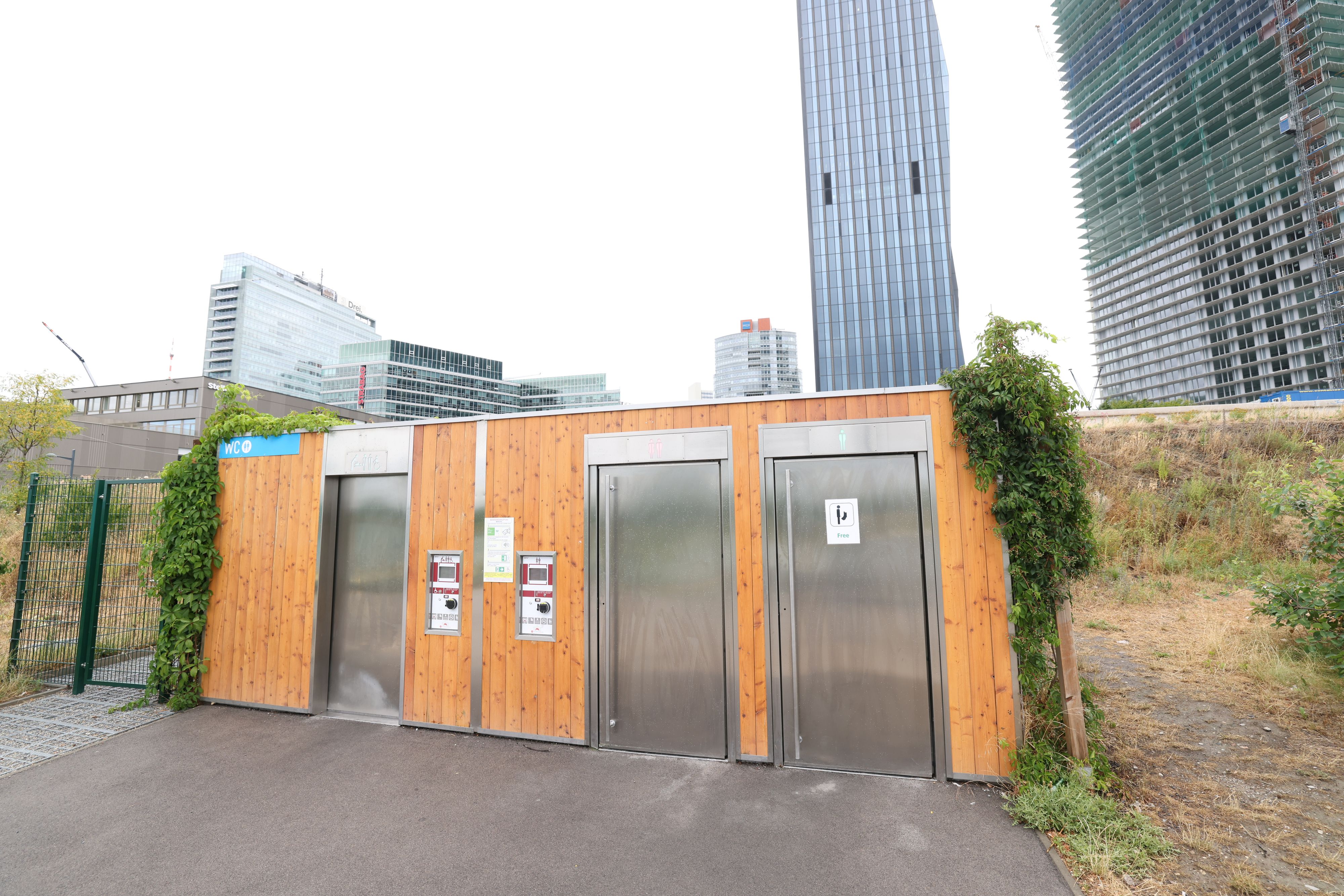Drei WC-Kabinen und eine davon ist gratis benutzbar – aber nur für Männer.