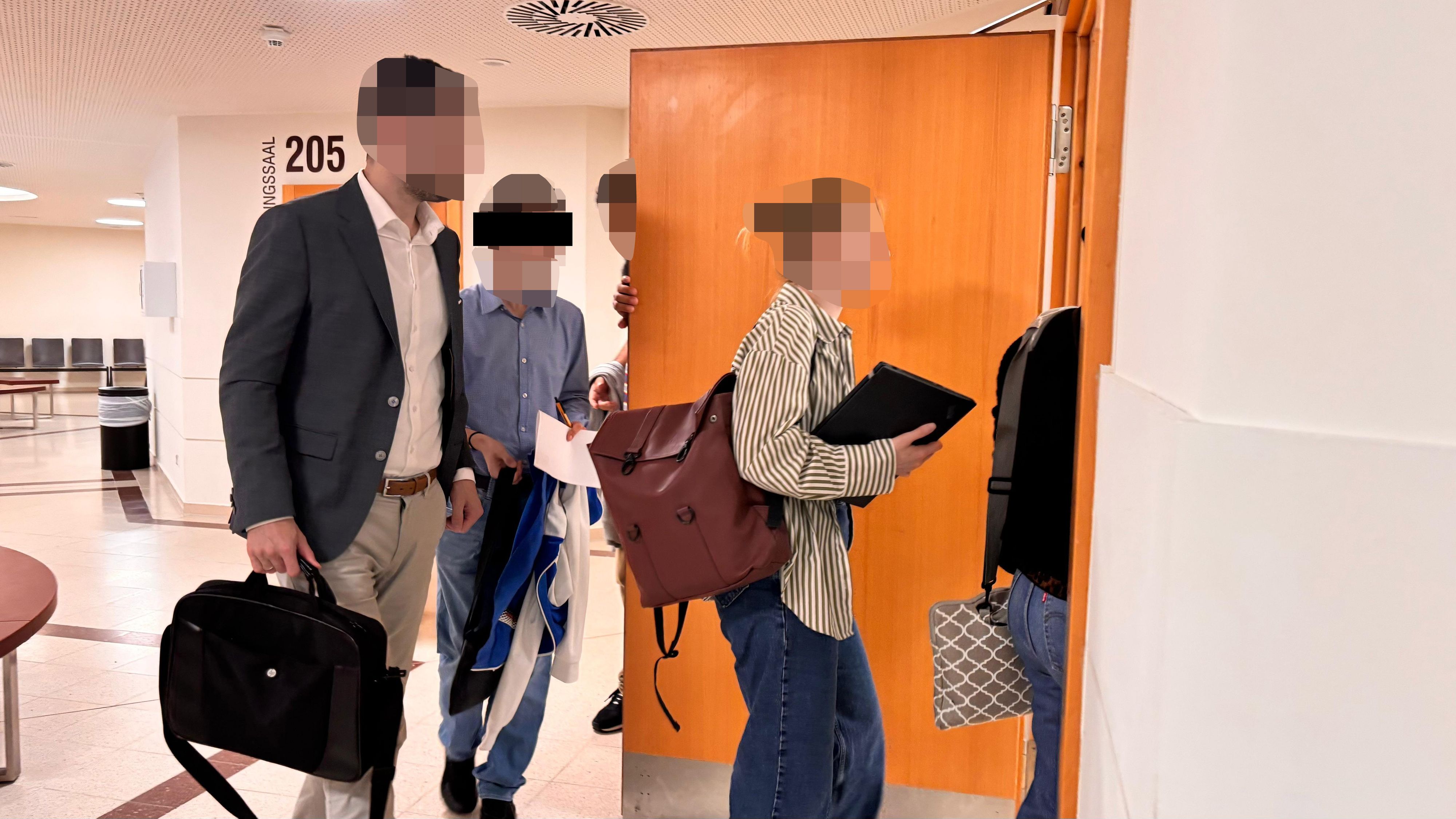 Der angeklagte Teenager (M.) auf dem Weg in den Gerichtssaal.