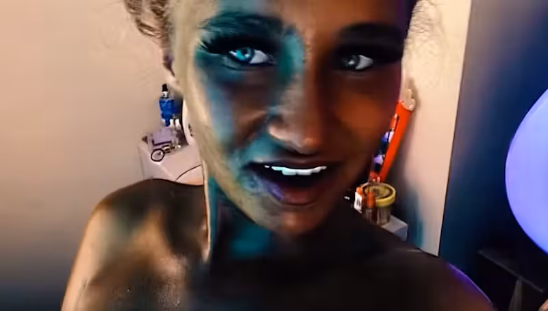 Megan Blain aus Seaham, England, ist 18 Jahre alt und bezeichnet sich selbst als süchtig nach Sonnenbänken.