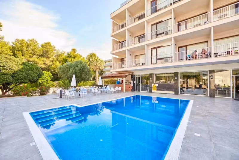 Ein 20-jähriger Deutscher ist in der Nacht auf Samstag auf Mallorca vom dritten Stock eines Hotels an der Playa de Palma gestürzt und am Sonntag an seinen Verletzungen gestorben.