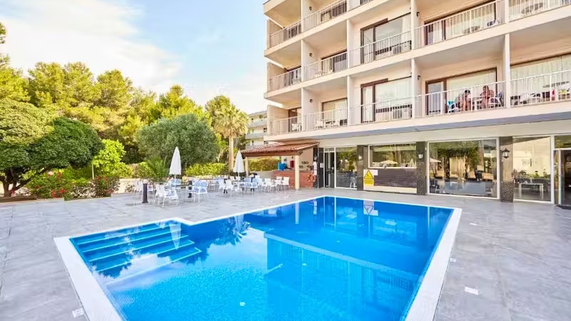 Ein 20-jähriger Deutscher ist in der Nacht auf Samstag auf Mallorca vom dritten Stock eines Hotels an der Playa de Palma gestürzt und am Sonntag an seinen Verletzungen gestorben.