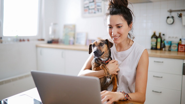 Während Corona war sie das Maß aller Dinge, heute ist sie einer der größten Streitpunkte zwischen Arbeitgebern und Arbeitnehmern: Arbeit von daheim. Warum immer mehr Unternehmen Home Office kürzen, wie die Work-Life-Balance der Mitarbeiter darunter leidet.
