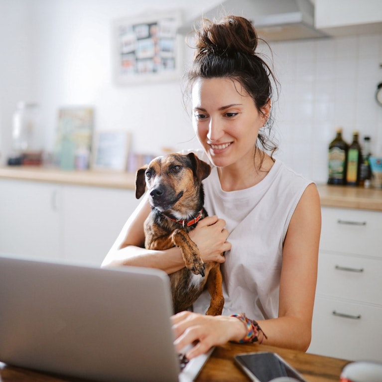Während Corona war sie das Maß aller Dinge, heute ist sie einer der größten Streitpunkte zwischen Arbeitgebern und Arbeitnehmern: Arbeit von daheim. Warum immer mehr Unternehmen Home Office kürzen, wie die Work-Life-Balance der Mitarbeiter darunter leidet.
