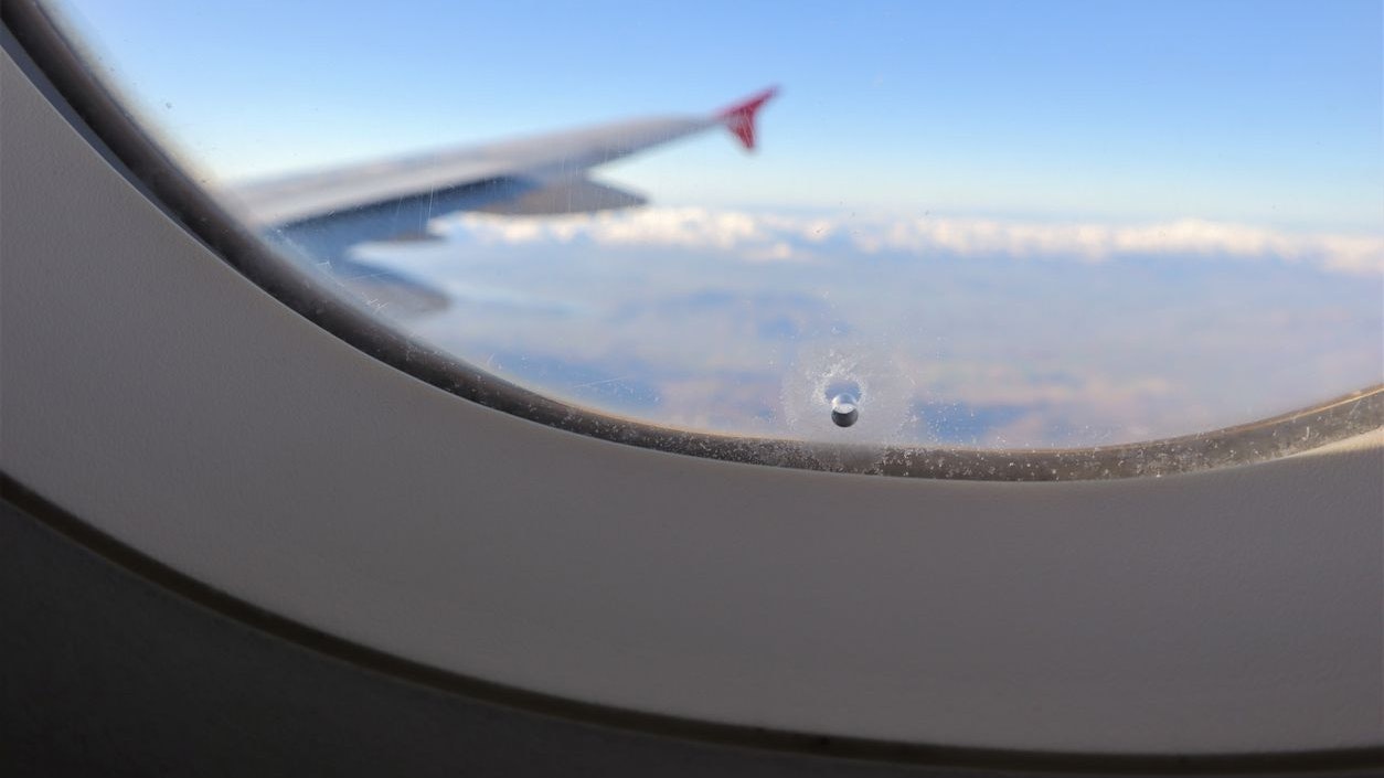 Heute.at - Deshalb hat das Fenster im Flugzeug ein kleines Loch