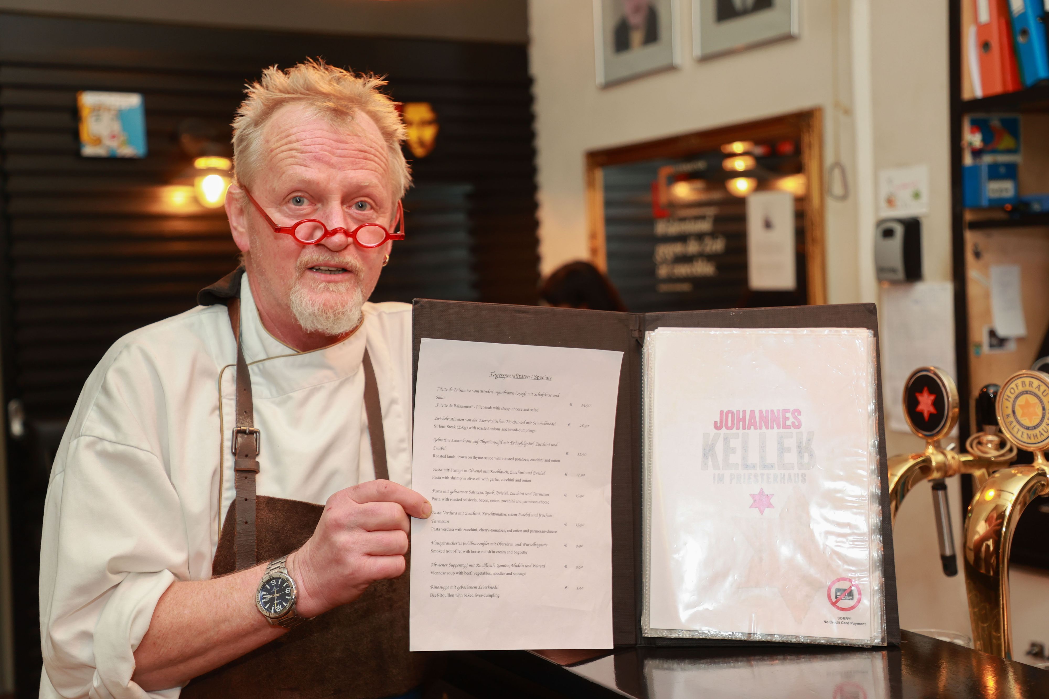 Wirt Peter Lammer macht Schluss mit Handys am Tisch.