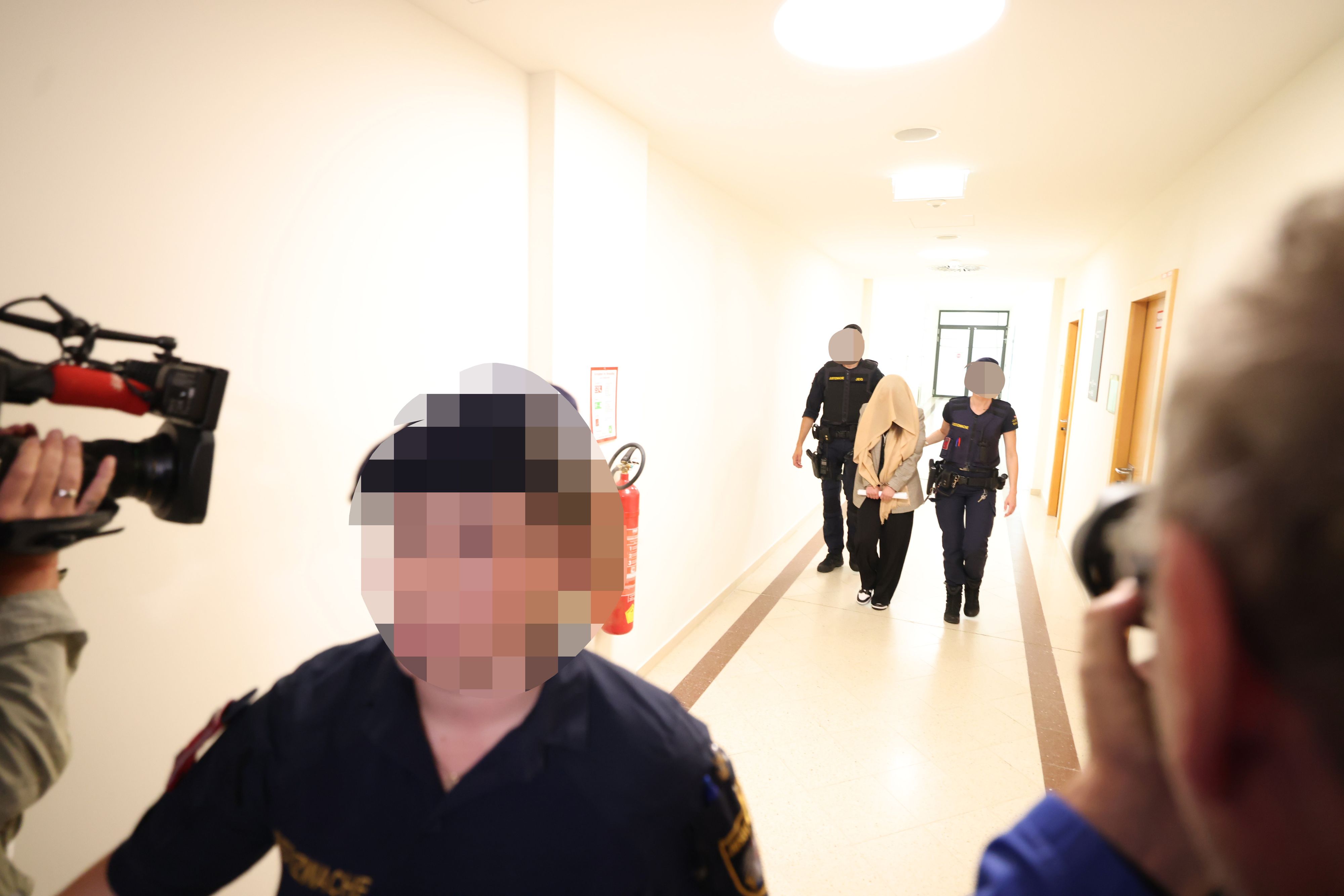 Angeklagte verhüllte sich mit einer Decke.