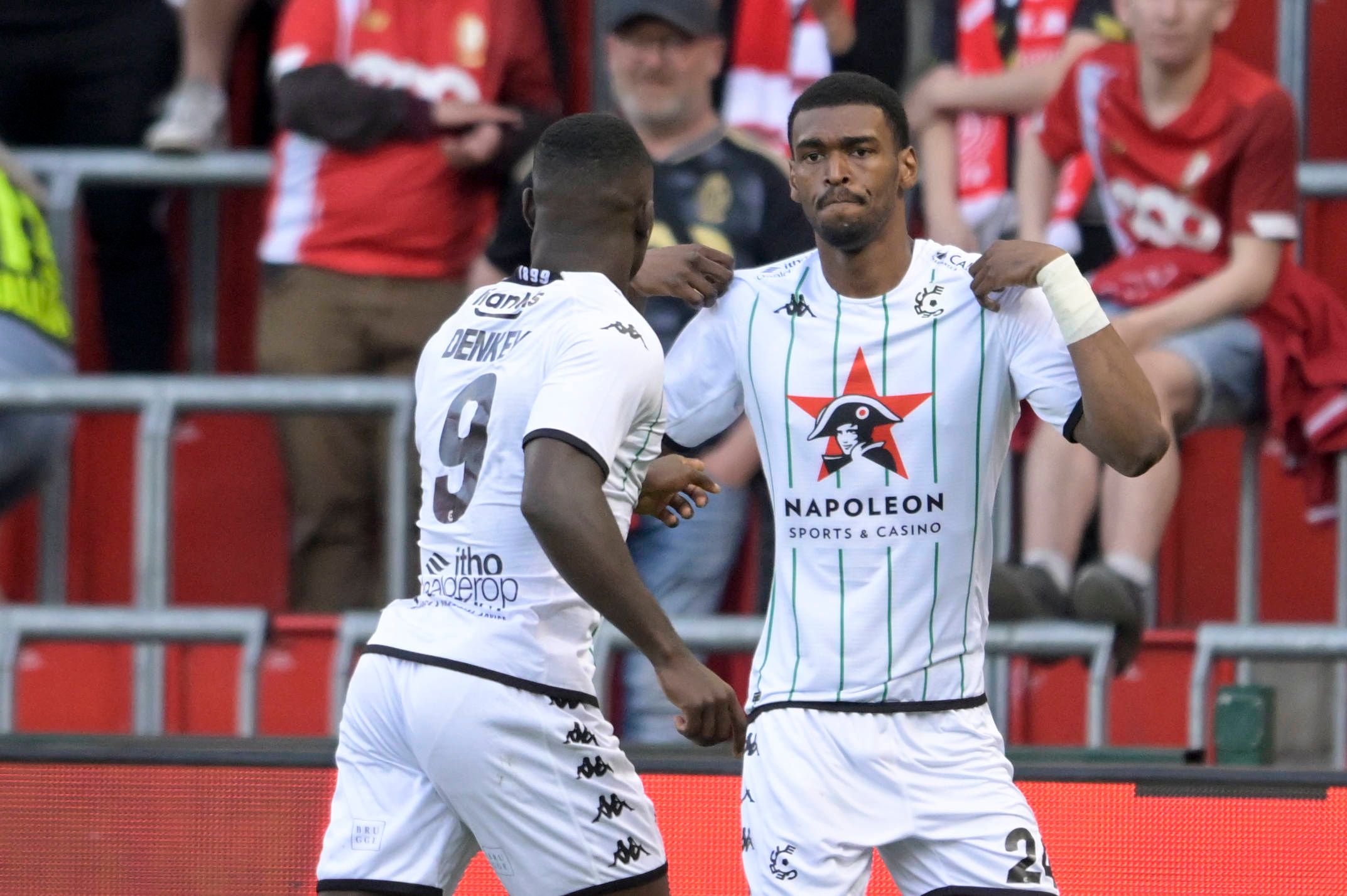 Marcelin (r.) verstärkt die Rapid-Abwehr.